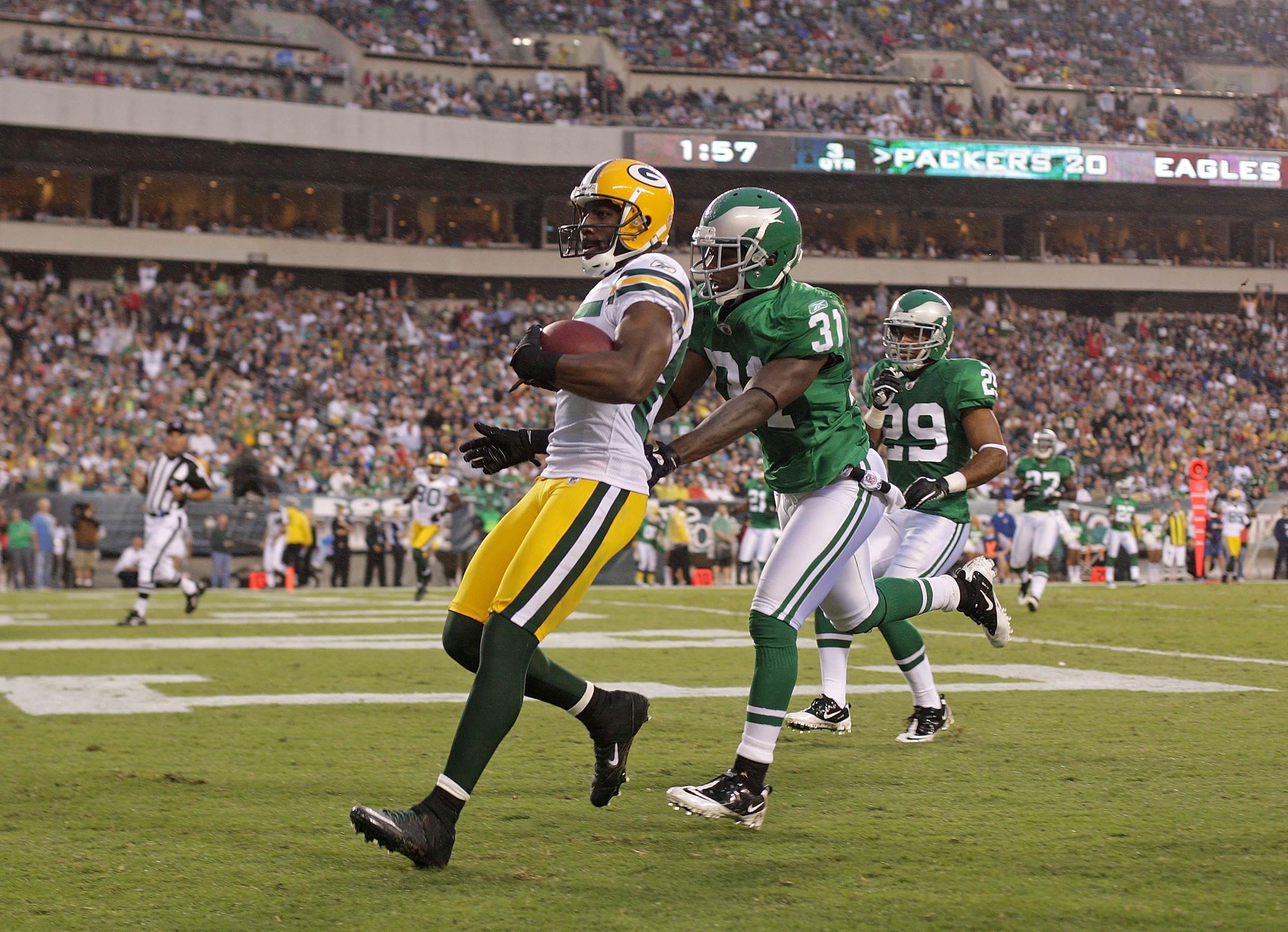 PHILADELPHIA - SEPTEMBER 12: Greg Jennings #85 of the Green Bay Packers scores a touchdown in the second half of a game against the Philadelphia Eagles at Lincoln Financial Field on September 12, 2010 in Philadelphia, Pennsylvania. (Photo by Mike Ehrman PHILADELPHIA - SEPTEMBER 12: Greg Jennings #85 of the Green Bay Packers scores a touchdown in the second half of a game against the Philadelphia Eagles at Lincoln Financial Field on September 12, 2010 in Philadelphia, Pennsylvania. (Photo by Mike Ehrman