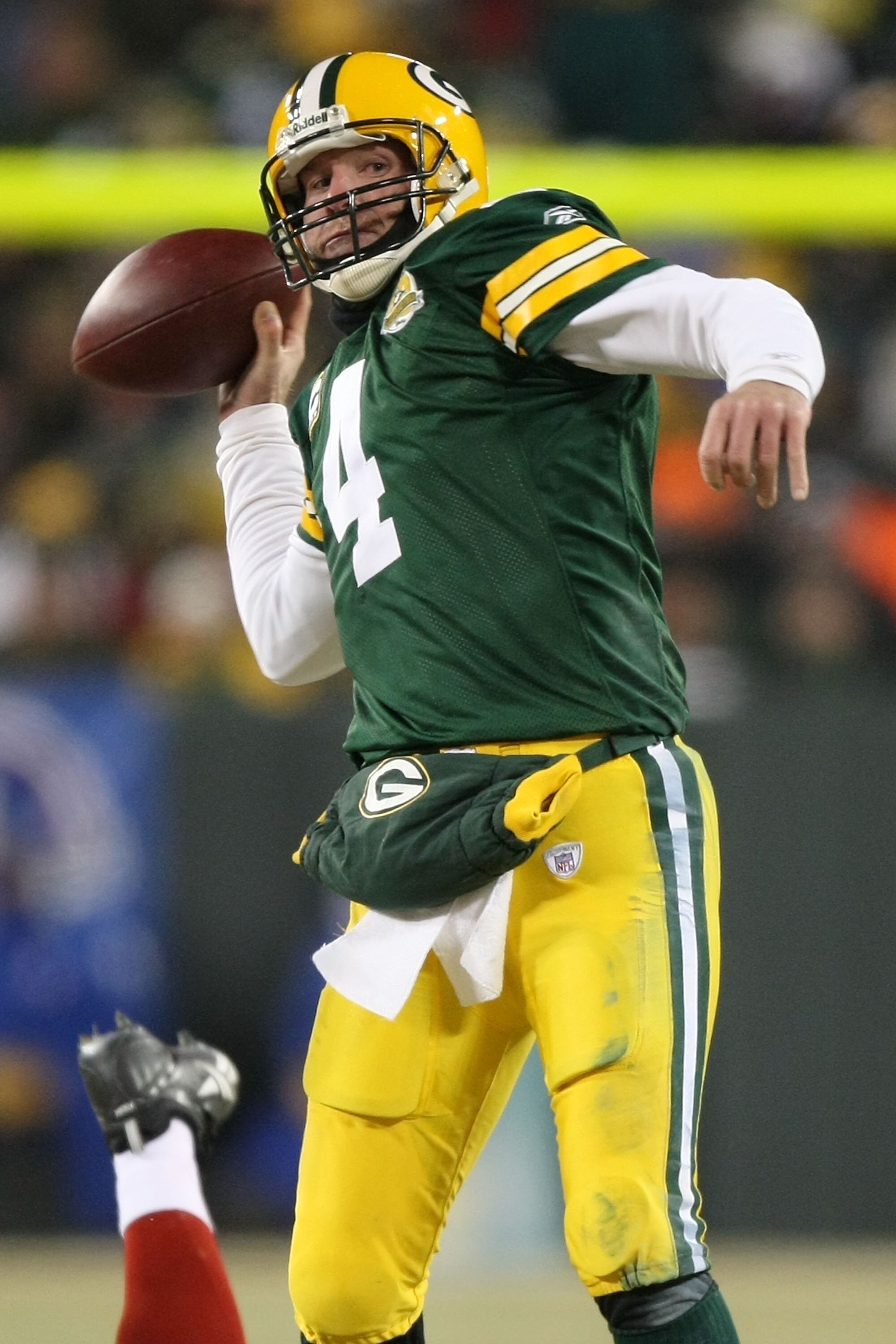 GREEN BAY, WI - JANUARY 20:  Quarterback Brett Favre #4 of the Green Bay Packers throws the ball during the second half of the NFC championship game against the New York Giants on January 20, 2008 at Lambeau Field in Green Bay, Wisconsin.  (Photo by Jed J