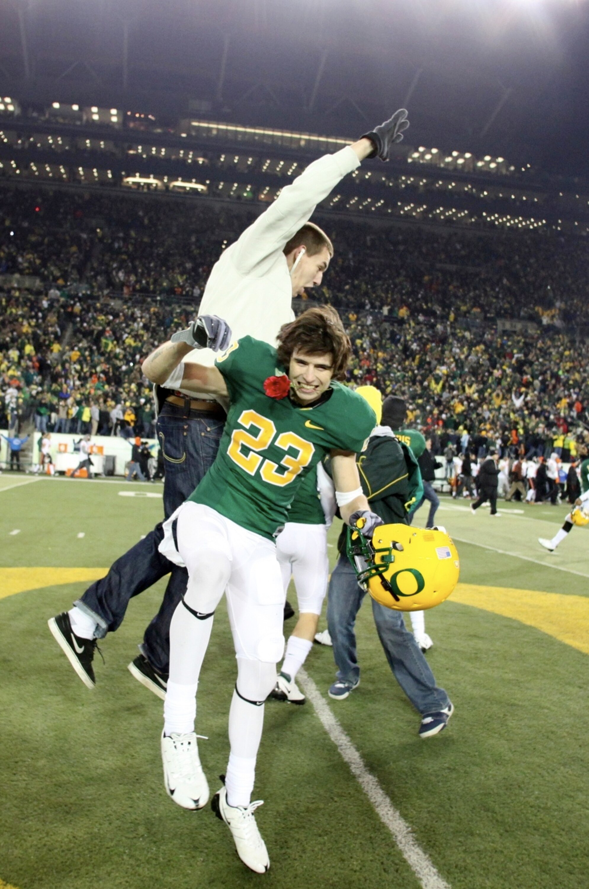 EUGENE,OR - DECEMBER 03:  Wide receiver Jeff Maehl #23 of the Oregon Ducks celebrates after defeating the Oregon State Beavers 33-37 at Autzen Stadium on December 3, 2009 in Eugene, Oregon.  (Photo by Tom Hauck/Getty Images)
