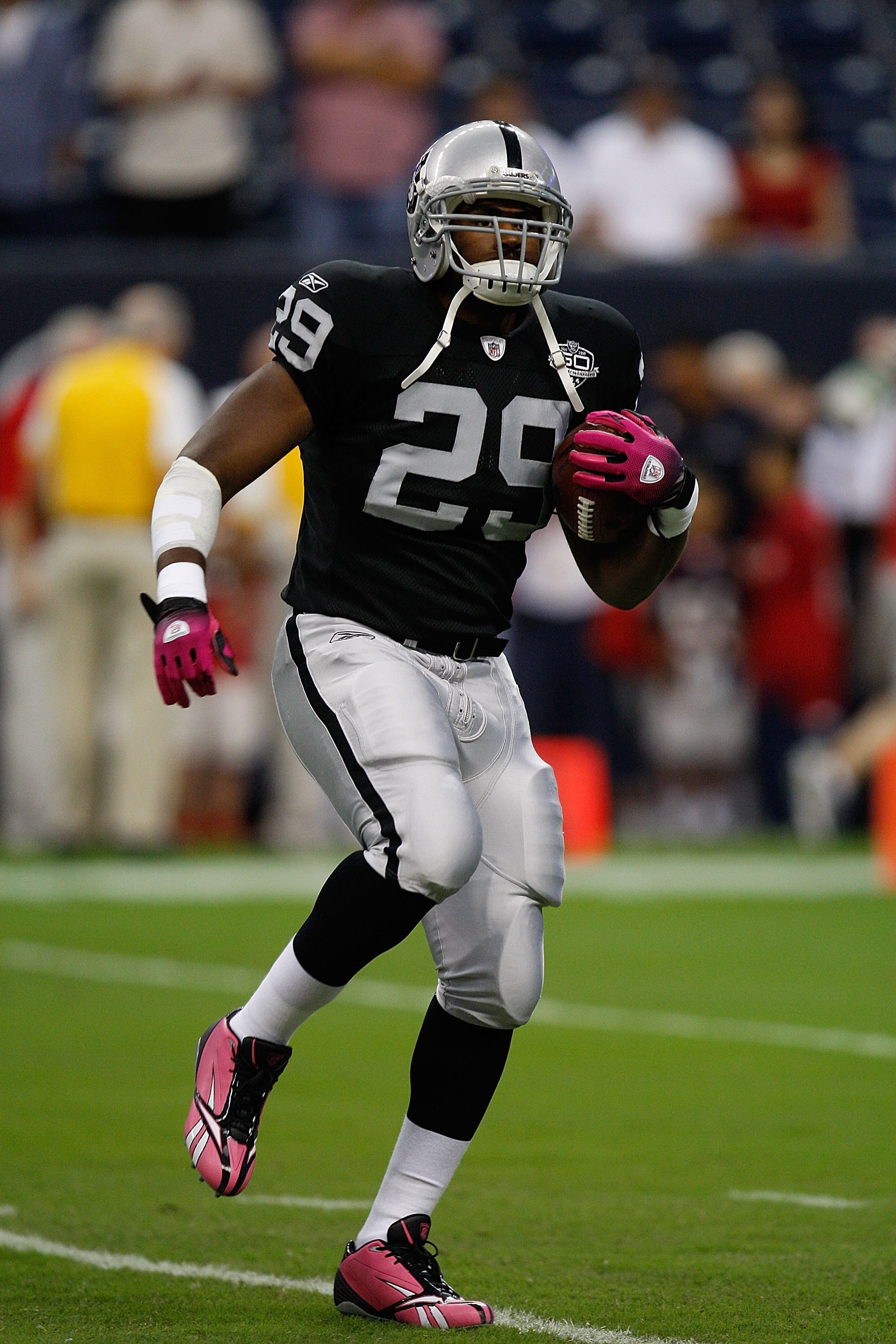 HOUSTON - OCTOBER 04:  Running back Michael Bush #29 of the Oakland Raiders at Reliant Stadium on October 4, 2009 in Houston, Texas.  (Photo by Ronald Martinez/Getty Images)