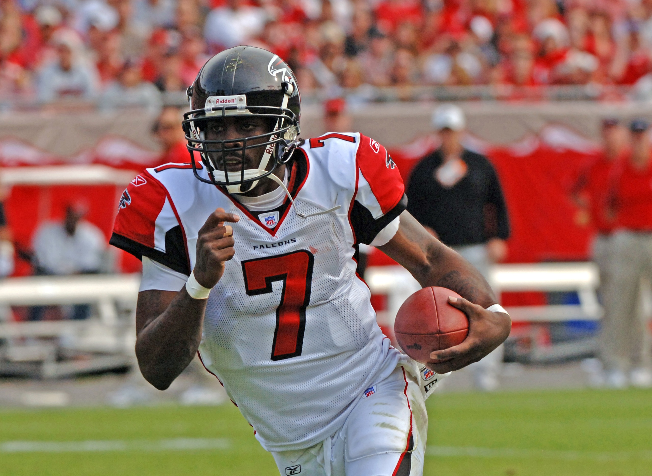 Atlanta Falcons quarterback Michael Vick rushes upfield at Raymond James Stadium on December 24, 2005 in Tampa, Flordia. The Buccaneers defeated the Falcons 27 - 24 in overtime. (Photo by Al Messerschmidt/Getty Images) Atlanta Falcons quarterback Michael Vick rushes upfield at Raymond James Stadium on December 24, 2005 in Tampa, Flordia. The Buccaneers defeated the Falcons 27 - 24 in overtime. (Photo by Al Messerschmidt/Getty Images)