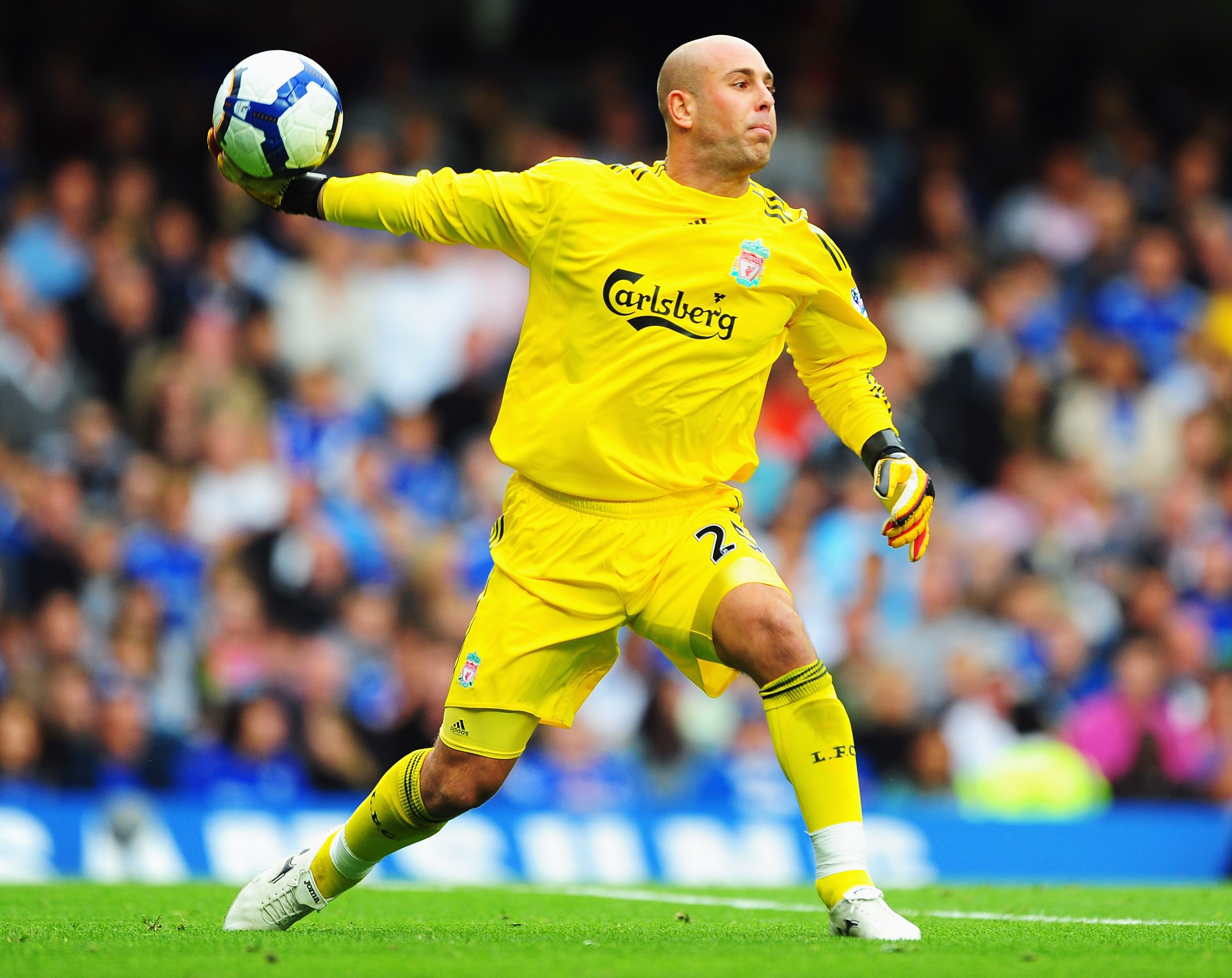 LONDON - OCTOBER 04:  Jose Reina of Liverpool in action during the Barclays Premier League match between Chelsea and Liverpool at Stamford Bridge on October 4, 2009 in London, England.  (Photo by Mike Hewitt/Getty Images)