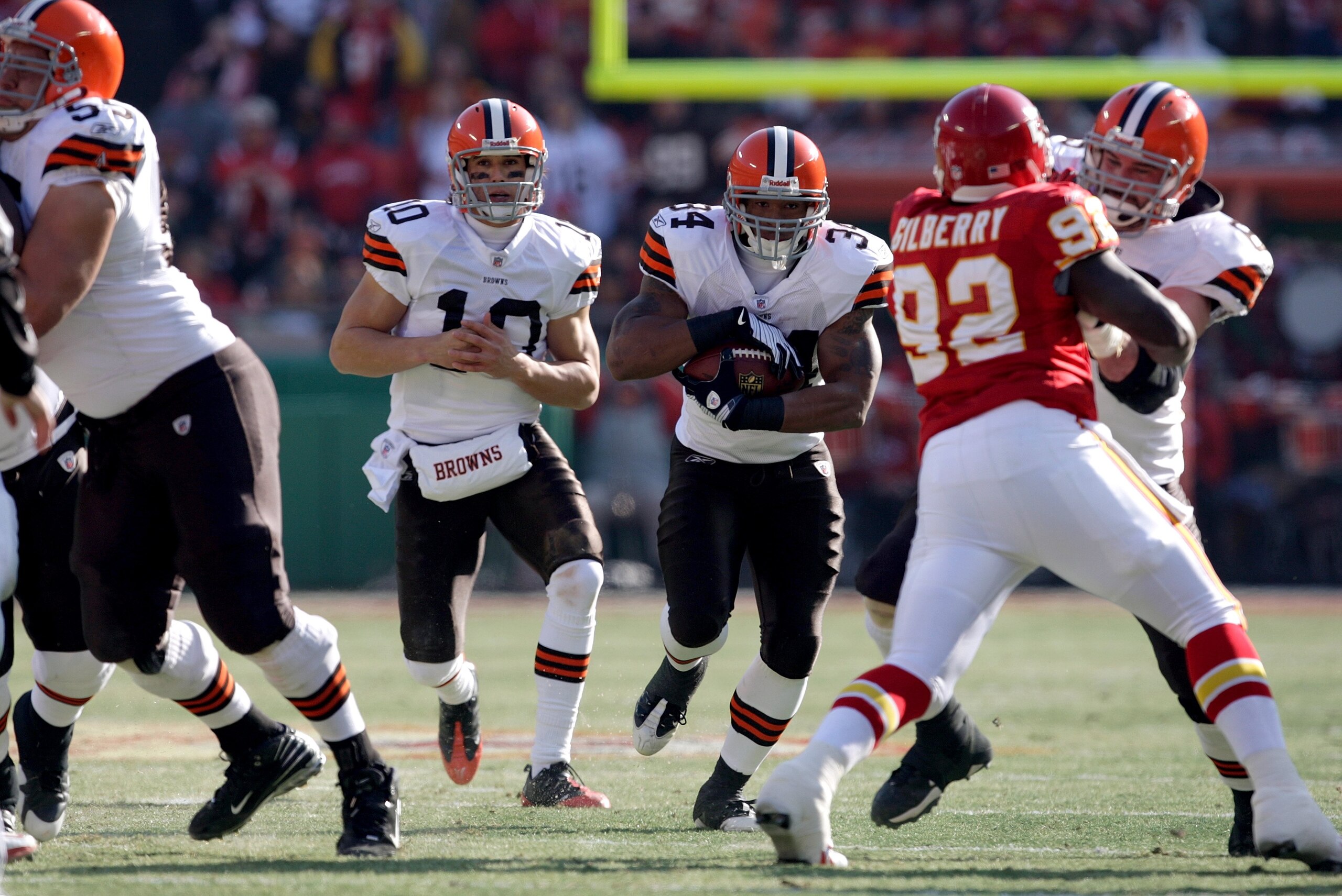 KANSAS CITY, MO - DECEMBER 20:  Quarterback Brady Quinn #10 of the Cleveland Browns hands the ball off to Chris Jennings #34 during their NFL game against the Kansas City Chiefs on December 20, 2009 at Arrowhead Stadium in Kansas City, Missouri. The Brown