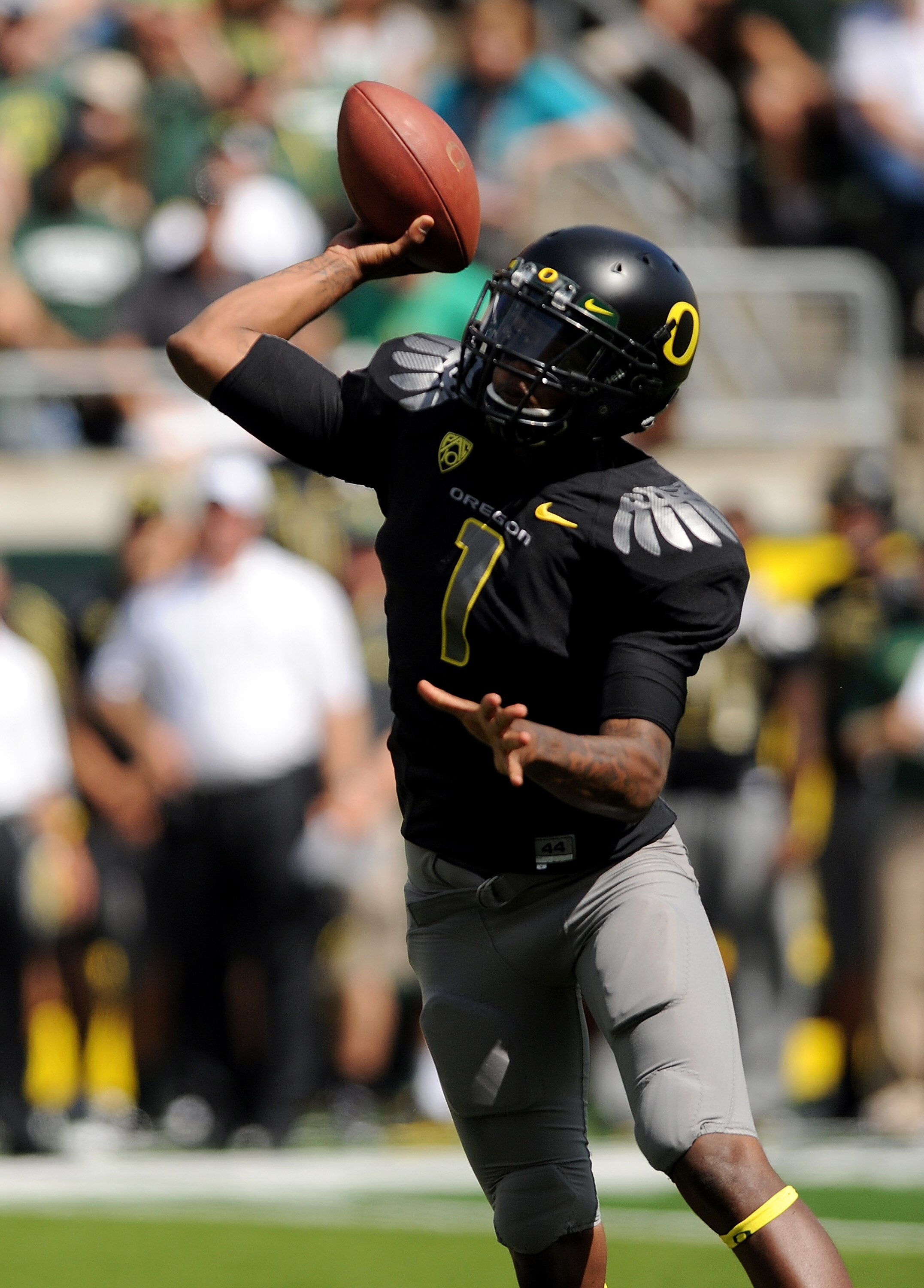 EUGENE, OR - SEPTEMBER 04: Quarterback Darron Thomas #1 of the Oregon Ducks throws a pass in the second quarter of the game against the New Mexico Lobos at Autzen Stadium on September 4, 2010 in Eugene, Oregon. Oregon won the game 72-0. (Photo by Steve D EUGENE, OR - SEPTEMBER 04: Quarterback Darron Thomas #1 of the Oregon Ducks throws a pass in the second quarter of the game against the New Mexico Lobos at Autzen Stadium on September 4, 2010 in Eugene, Oregon. Oregon won the game 72-0. (Photo by Steve D