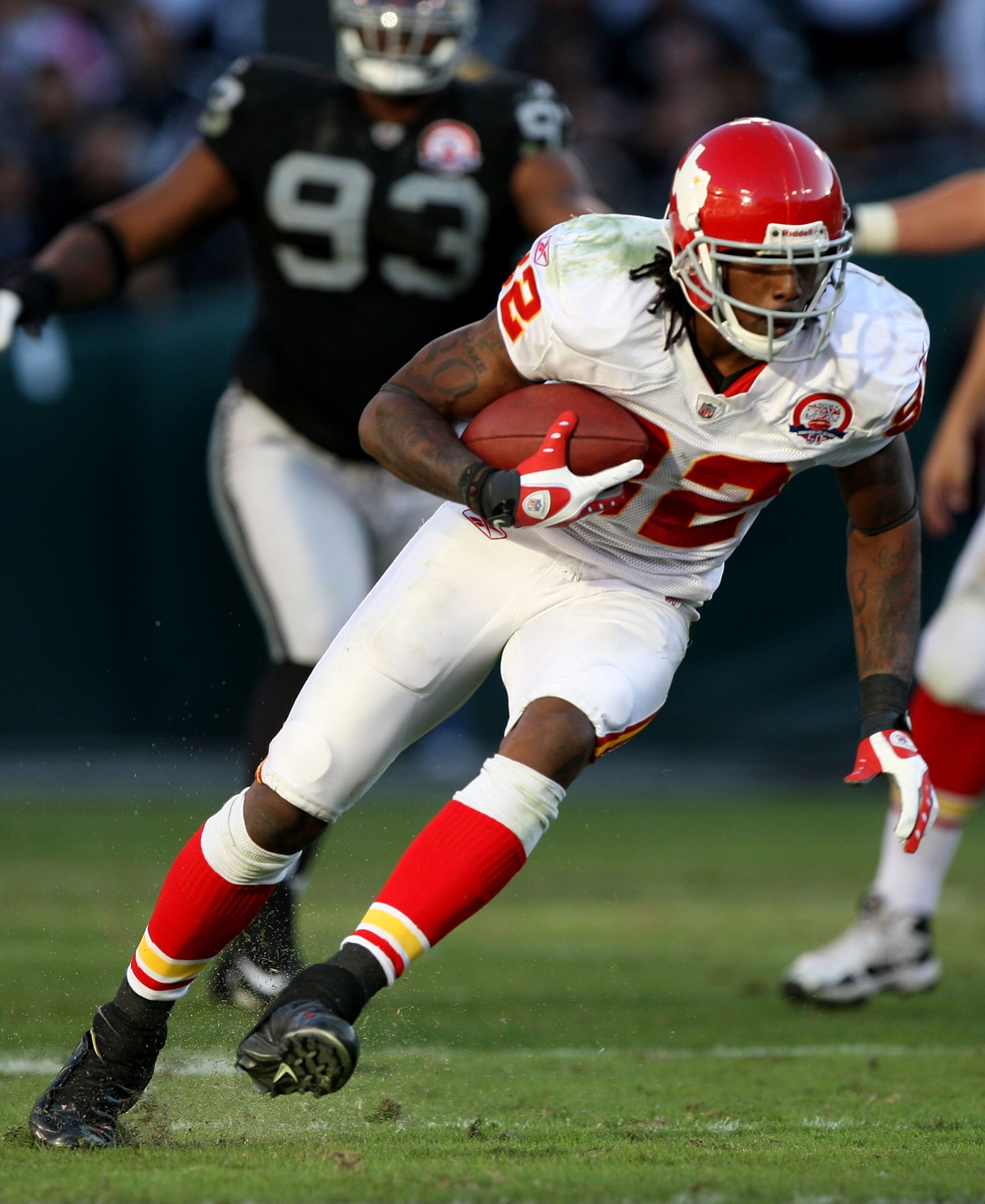 OAKLAND, CA - NOVEMBER 15:  Dwayne Bowe #82 of the Kansas City Chiefs in action against the Oakland Raiders during an NFL game  at Oakland-Alameda County Coliseum on November 15, 2009 in Oakland, California.  (Photo by Jed Jacobsohn/Getty Images)