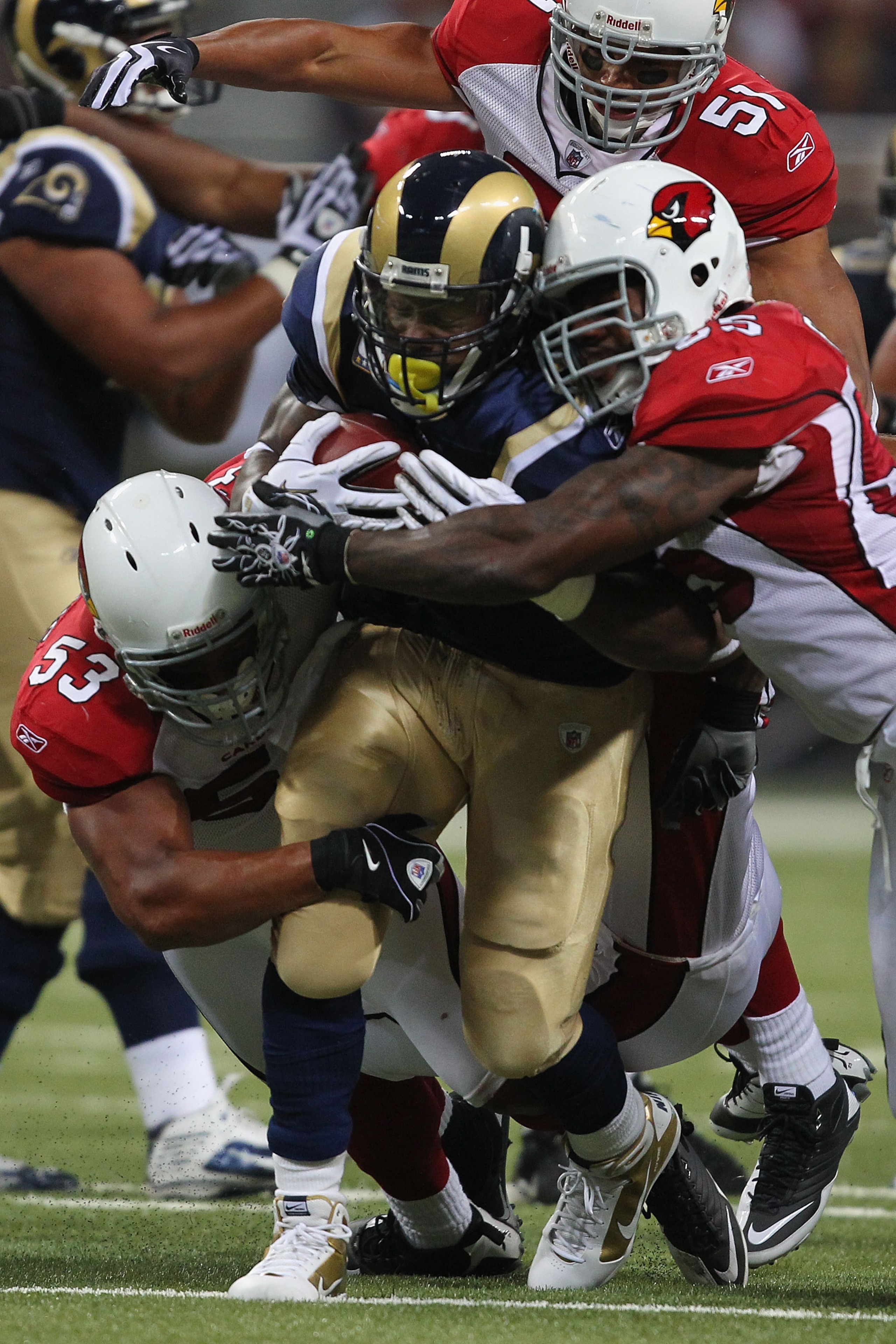 ST. LOUIS - SEPTEMBER 12: Steven Jackson #39 of the St. Louis Rams rushes against the Arizona Cardinals during the NFL season opener at the Edward Jones Dome on September 12, 2010 in St. Louis, Missouri.  The Cardinals beat the Rams 17-13.  (Photo by Dili