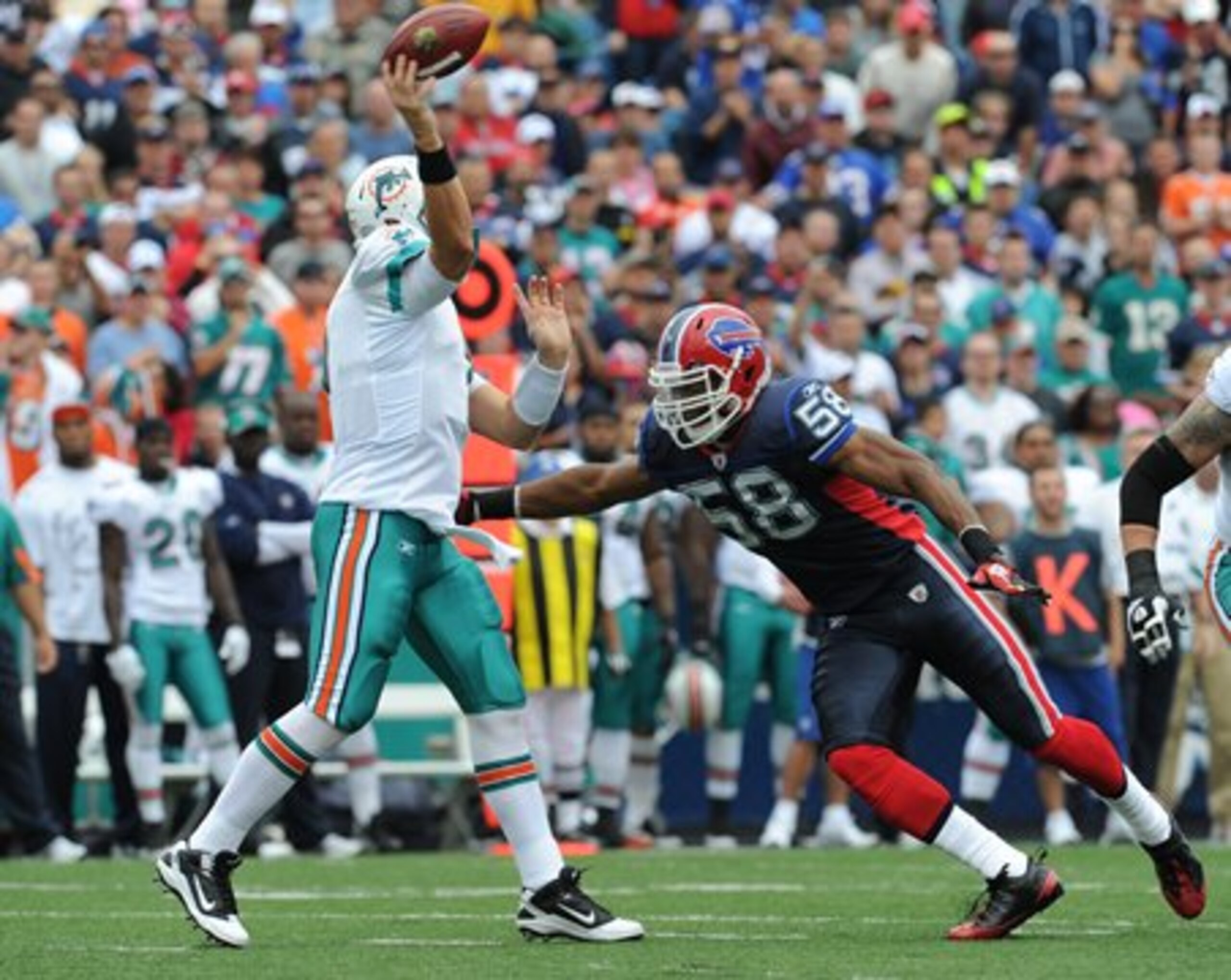 Aaron Maybin delivers hit on Chad Henne just after releasing pass