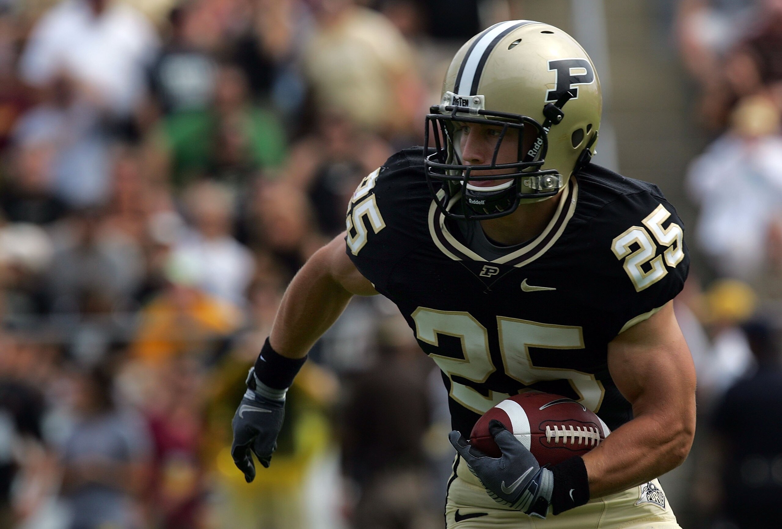 WEST LAFAYETTE, IN - SEPTEMBER 20: Running back Dan Dierking #25 the Purdue Boilermakers during play against the Central Michigan Chippewas at Ross-Ade Stadium on September 20, 2008 in West Lafayette, Indiana.  (Photo by Ronald Martinez/Getty Images)