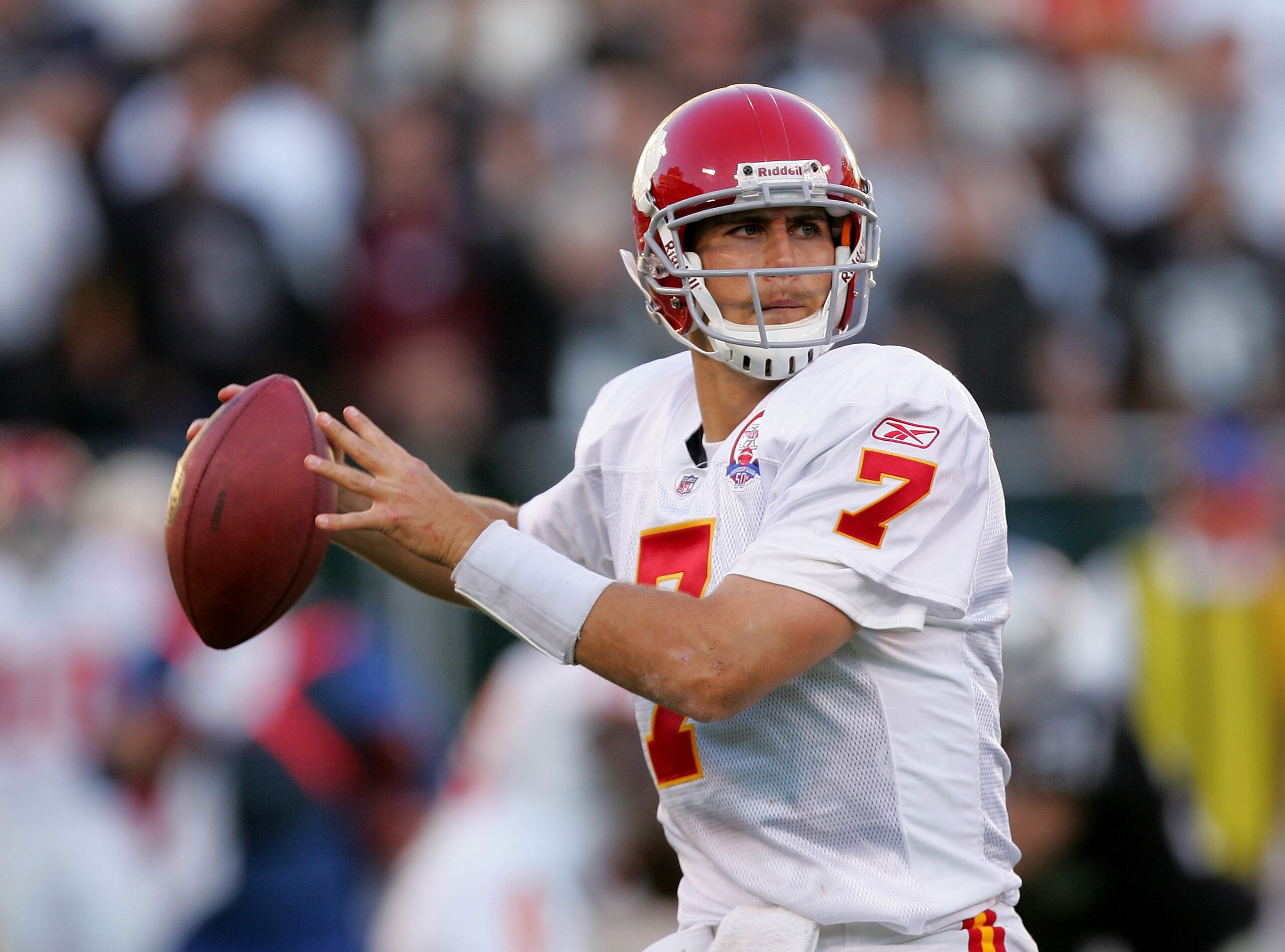 OAKLAND, CA - NOVEMBER 15:  Matt Cassel #7 of the Kansas City Chiefs throws the ball during their game against the Oakland Raiders at Oakland-Alameda County Coliseum on November 15, 2009 in Oakland, California.  (Photo by Ezra Shaw/Getty Images)