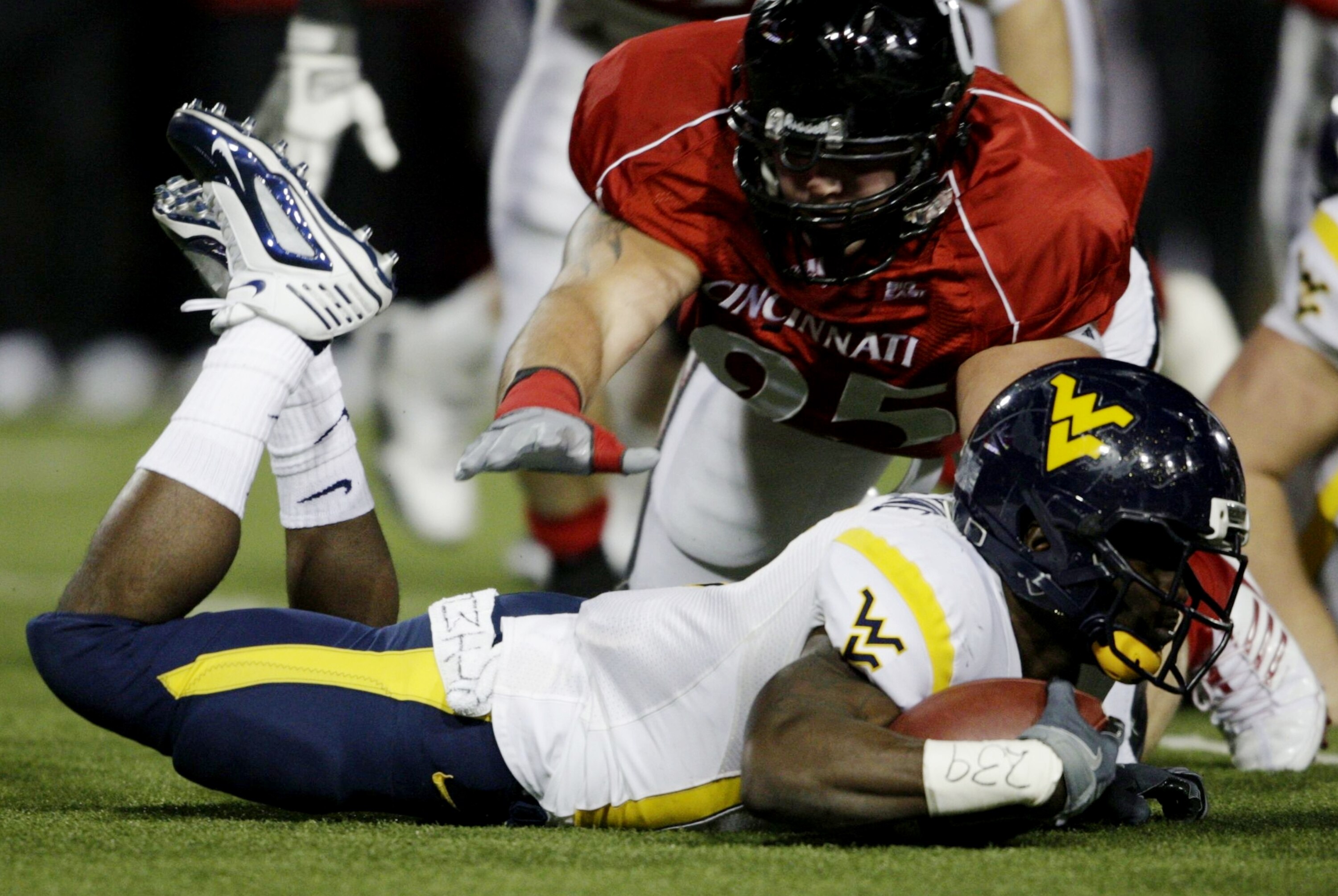 CINCINNATI - NOVEMBER 13:  Runningback Noel Devine #7 of the West Virginia Mountaineers rushes for a one yard loss in the first quarter of the game against the Cincinnati Bearcats in at Nippert Stadium on November 13, 2009 in Cincinnati, Ohio.  (Photo by