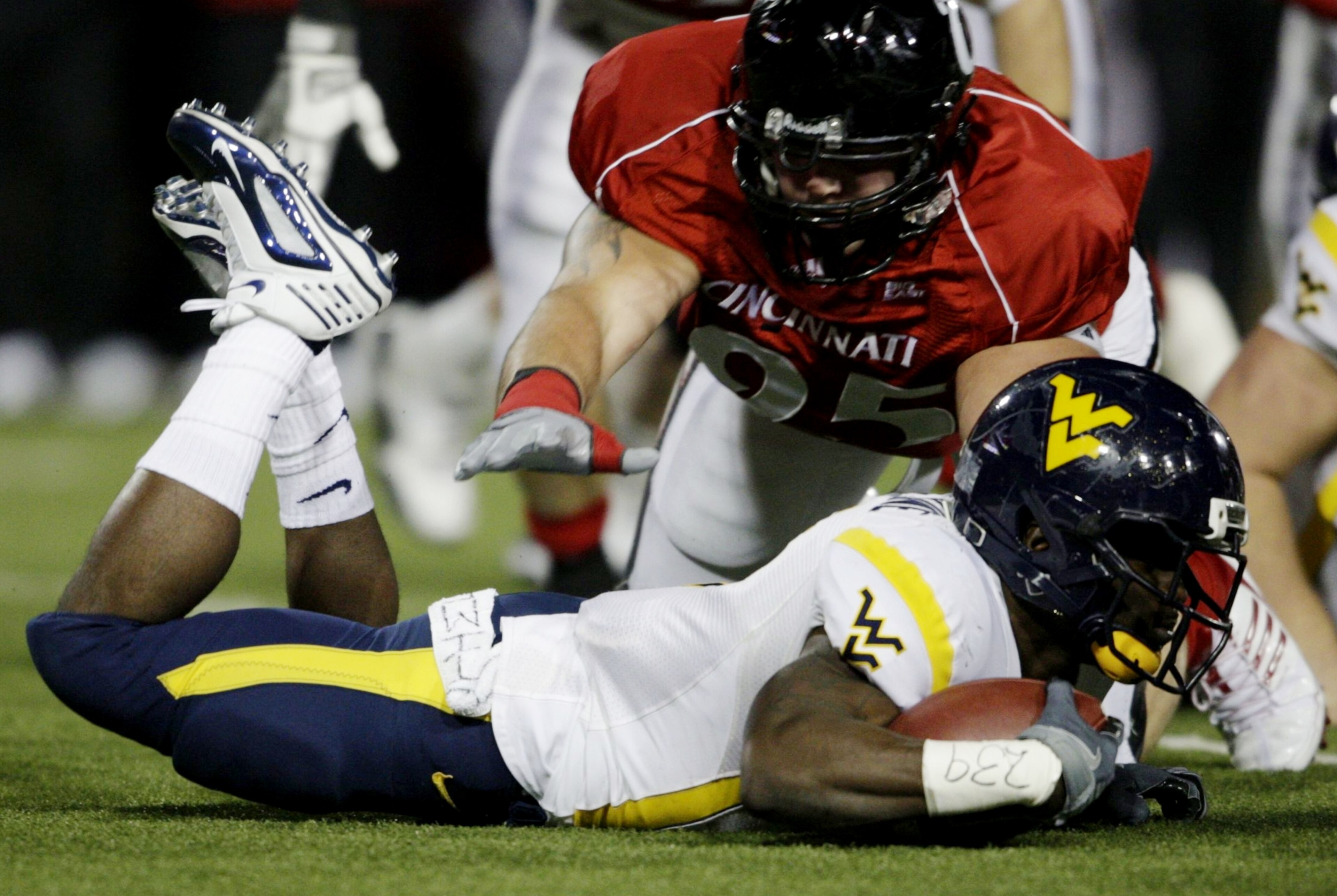 CINCINNATI - NOVEMBER 13:  Runningback Noel Devine #7 of the West Virginia Mountaineers rushes for a one yard loss in the first quarter of the game against the Cincinnati Bearcats in at Nippert Stadium on November 13, 2009 in Cincinnati, Ohio.  (Photo by