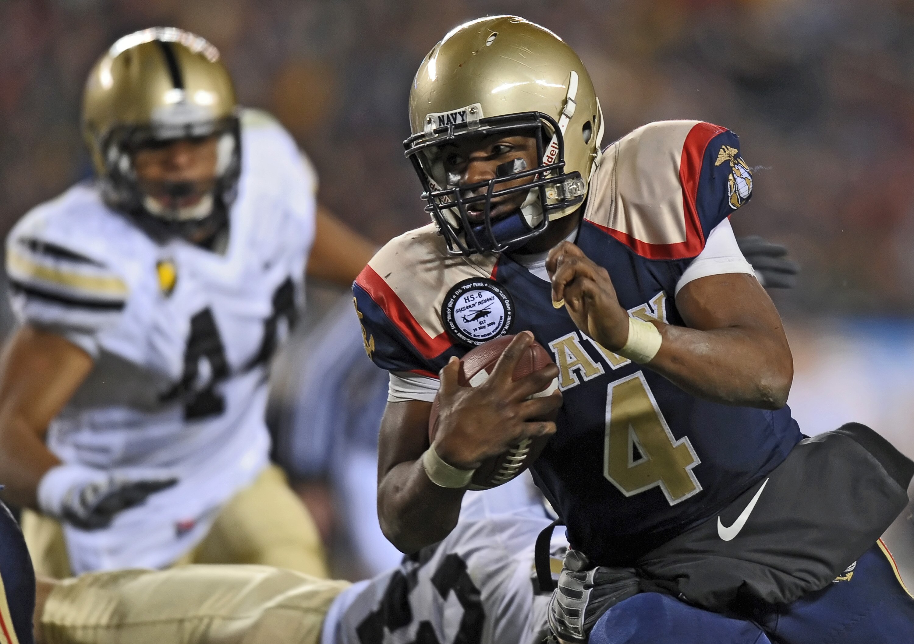 PHILADELPHIA - DECEMBER 12: Quarterback Ricky Dobbs #4 of the Navy Midshipmen runs for the end-zone during the game against the Army Black Knights on December 12, 2009 at Lincoln Financial Field in Philadelphia, Pennsylvania. Navy won 17-3. (Photo by Drew