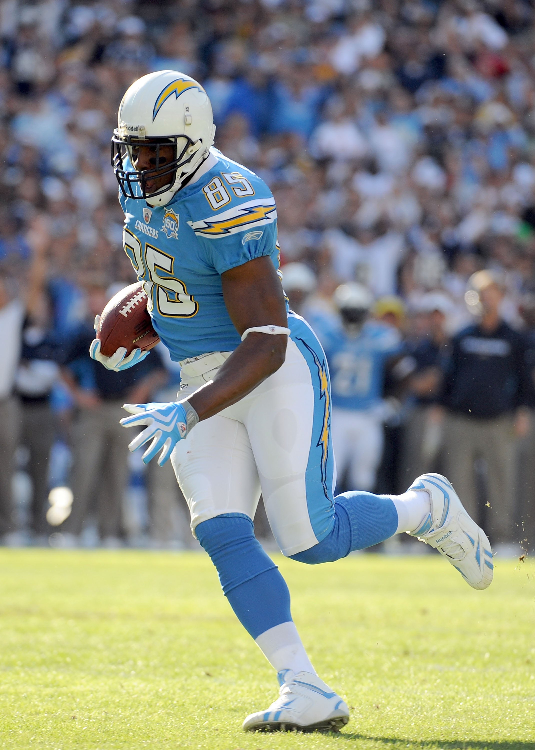 SAN DIEGO - NOVEMBER 29:  Antonio Gates #85 of the San Diego Chargers turns to the endzone to score a touchdown for a 7-0 lead against the Kansas City Chiefs during the first quarter at Qualcomm Stadium on November 29, 2009 in San Diego, California.  (Pho