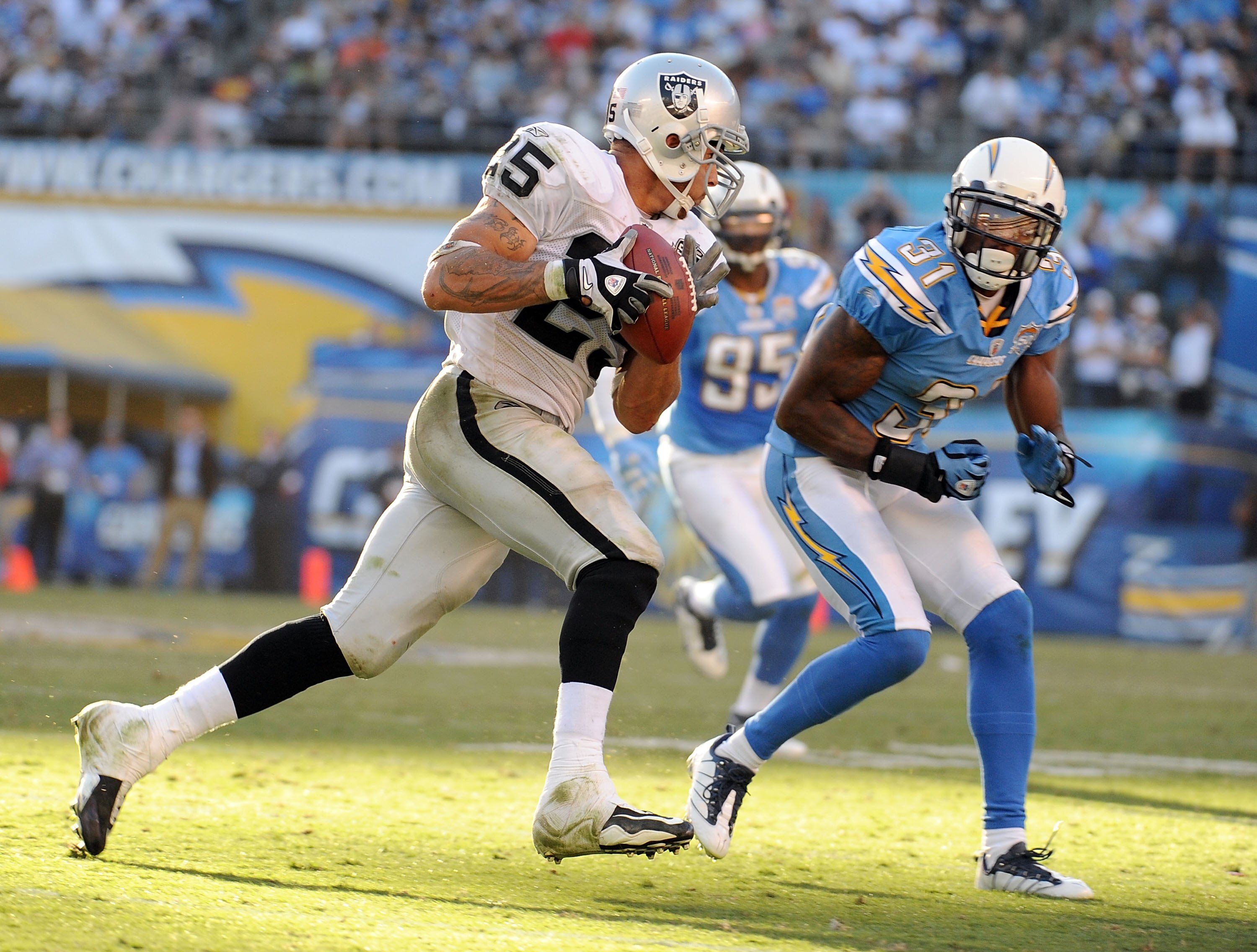 SAN DIEGO - NOVEMBER 01:  Justin Fargas #25 of the Oakland Raiders runs after a catch in front of Antonio Cromartie #31 of the San Diego Chargers during the fourth quarter at Qualcomm Stadium on November 1, 2009 in San Diego California. The Chargers defea
