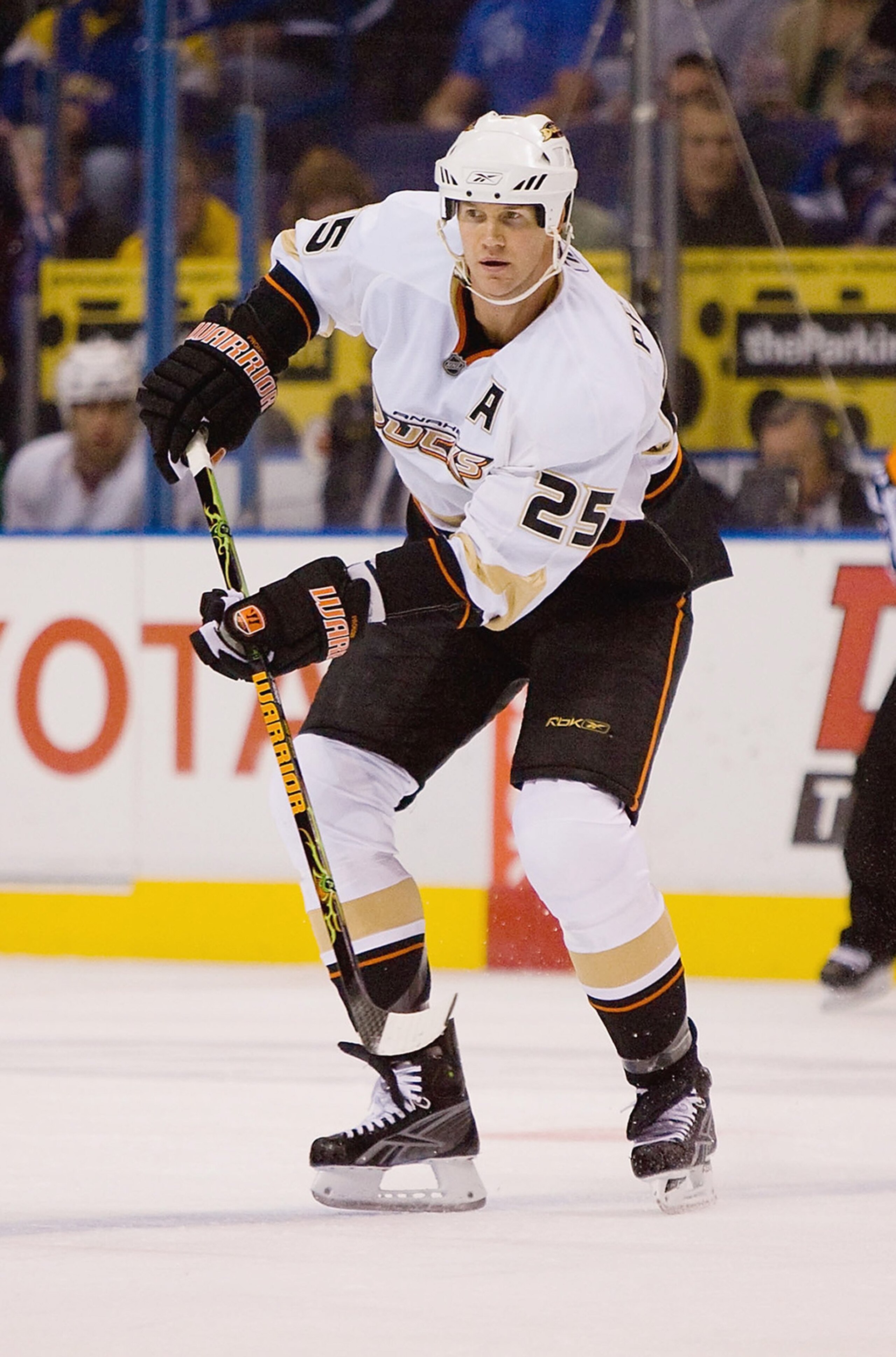 ST. LOUIS, MO. - NOVEMBER 21:  Chris Pronger #25 of the Anaheim Ducks plays the puck against the St. Louis Blues during the NHL game at Scottrade Center on November 21, 2008 in St. Louis, Missouri.  (Photo by Dilip Vishwanat/Getty Images)