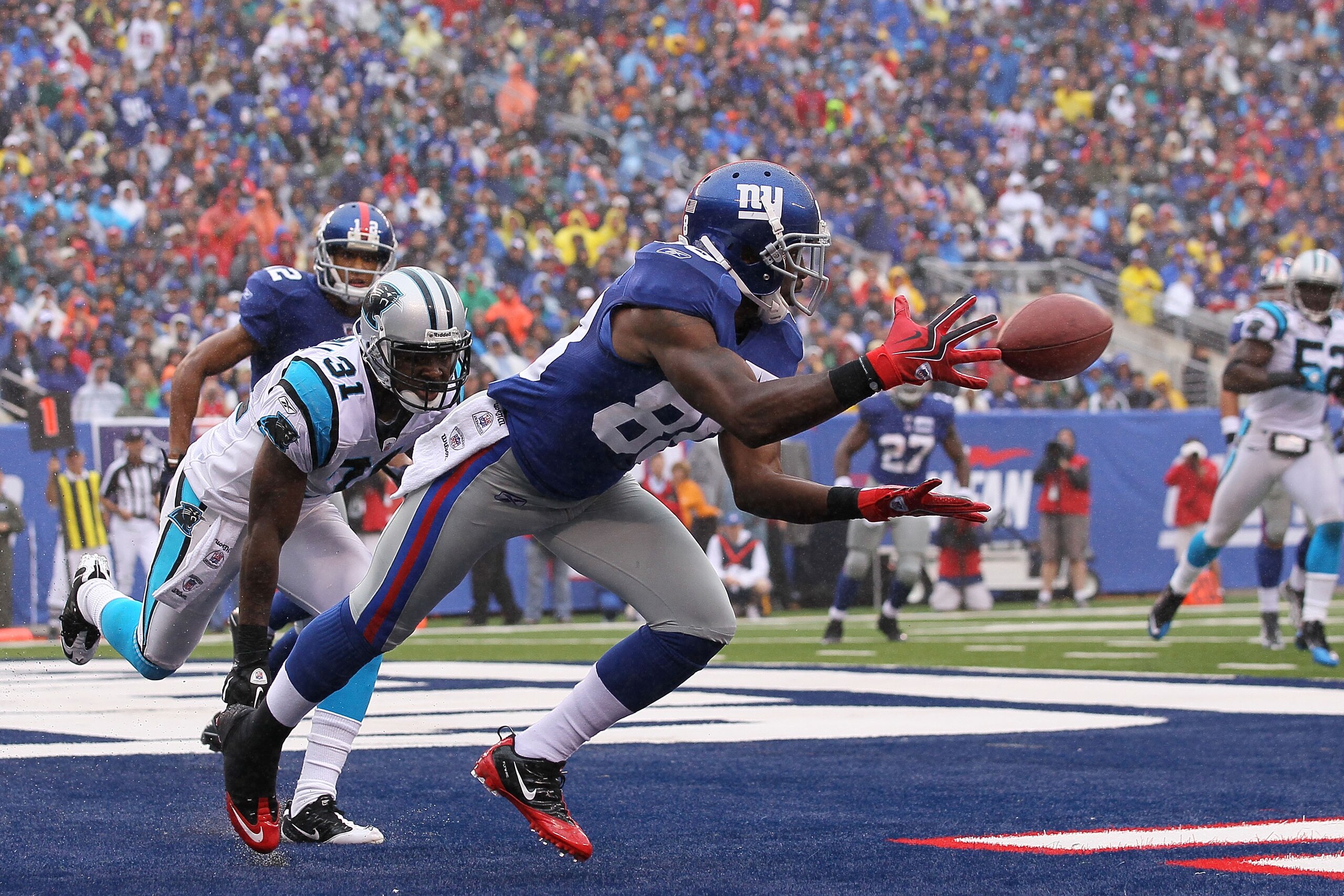 EAST RUTHERFORD, NJ - SEPTEMBER 12:  Hakeem Nicks #88 of the New York Giants scores a touchdown in front of Richard Marshall #31 of the Carolina Panthers during the NFL season opener at New Meadowlands Stadium on September 12, 2010 in East Rutherford, New