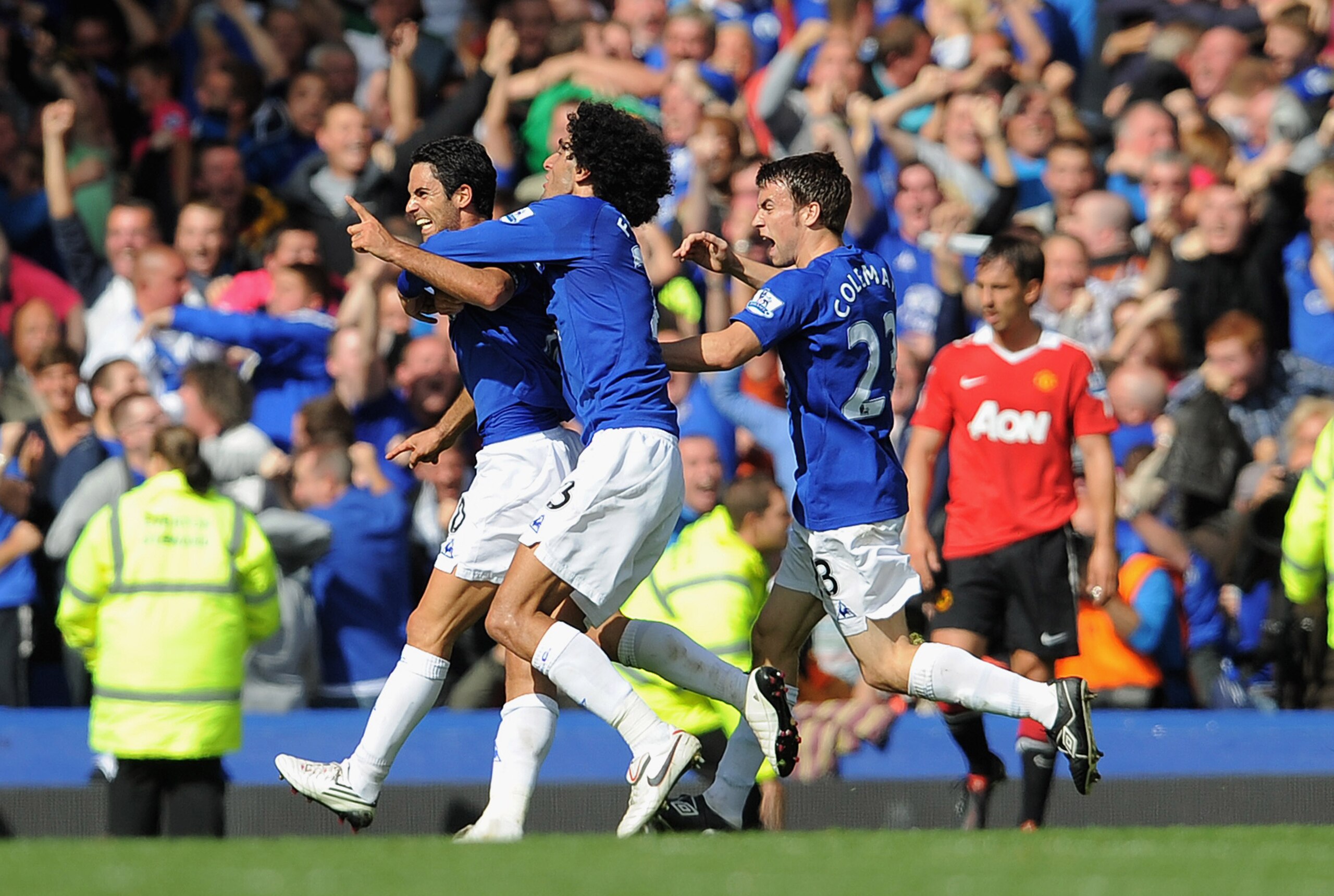 LIVERPOOL, ENGLAND - SEPTEMBER 11: Mikel Arteta of Everton celebrates scoring to make it 3-3 with team mates during the Barclays Premier League match between Everton and Manchester United at Goodison Park on September 11, 2010 in Liverpool, England. (Ph LIVERPOOL, ENGLAND - SEPTEMBER 11: Mikel Arteta of Everton celebrates scoring to make it 3-3 with team mates during the Barclays Premier League match between Everton and Manchester United at Goodison Park on September 11, 2010 in Liverpool, England. (Ph