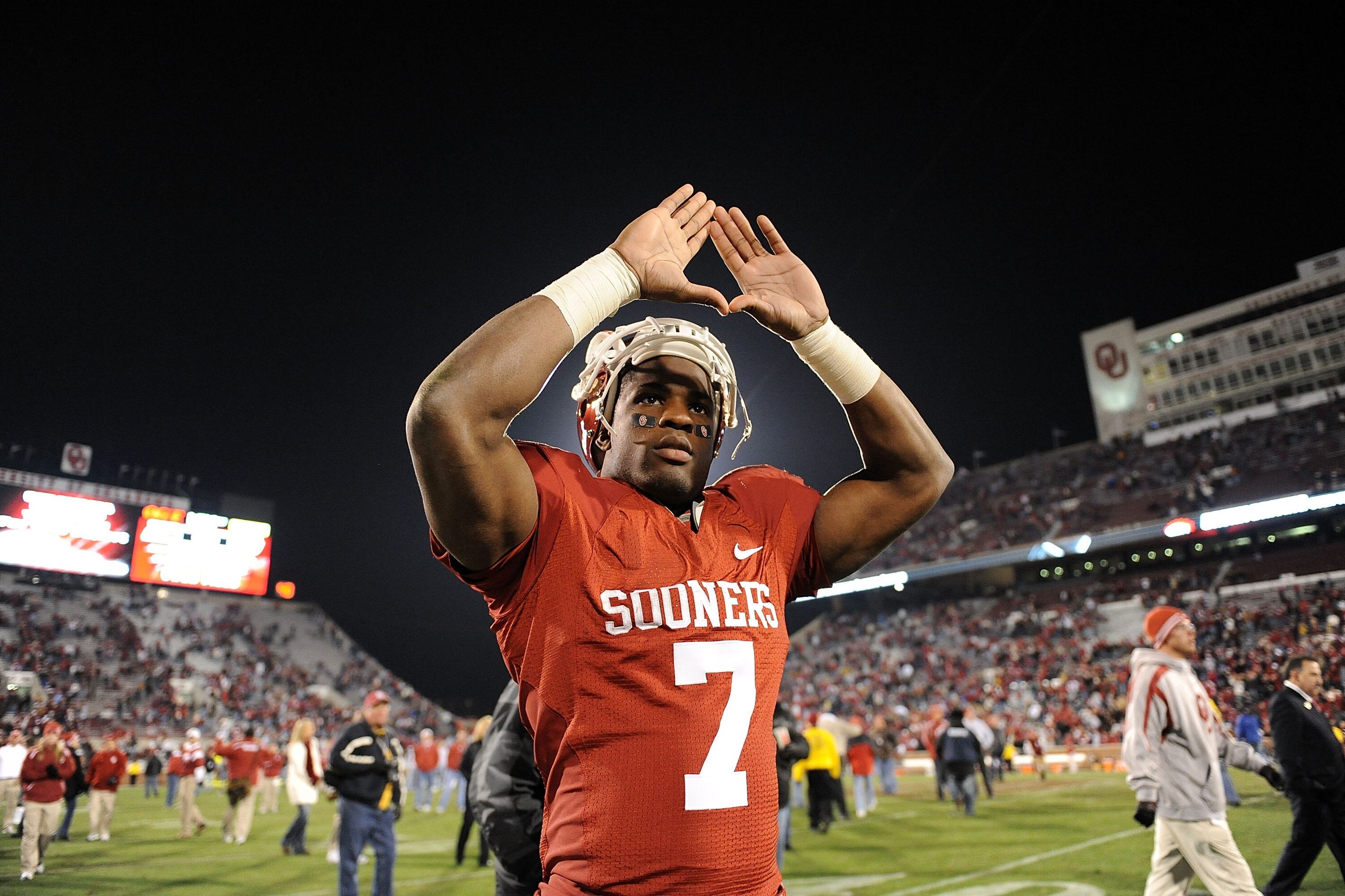 NORMAN, OK - NOVEMBER 22:  Running back DeMarco Murray #7 of the Oklahoma Sooners celebrates a 65-21 win against the Texas Tech Red Raiders at Memorial Stadium on November 22, 2008 in Norman, Oklahoma.  (Photo by Ronald Martinez/Getty Images)
