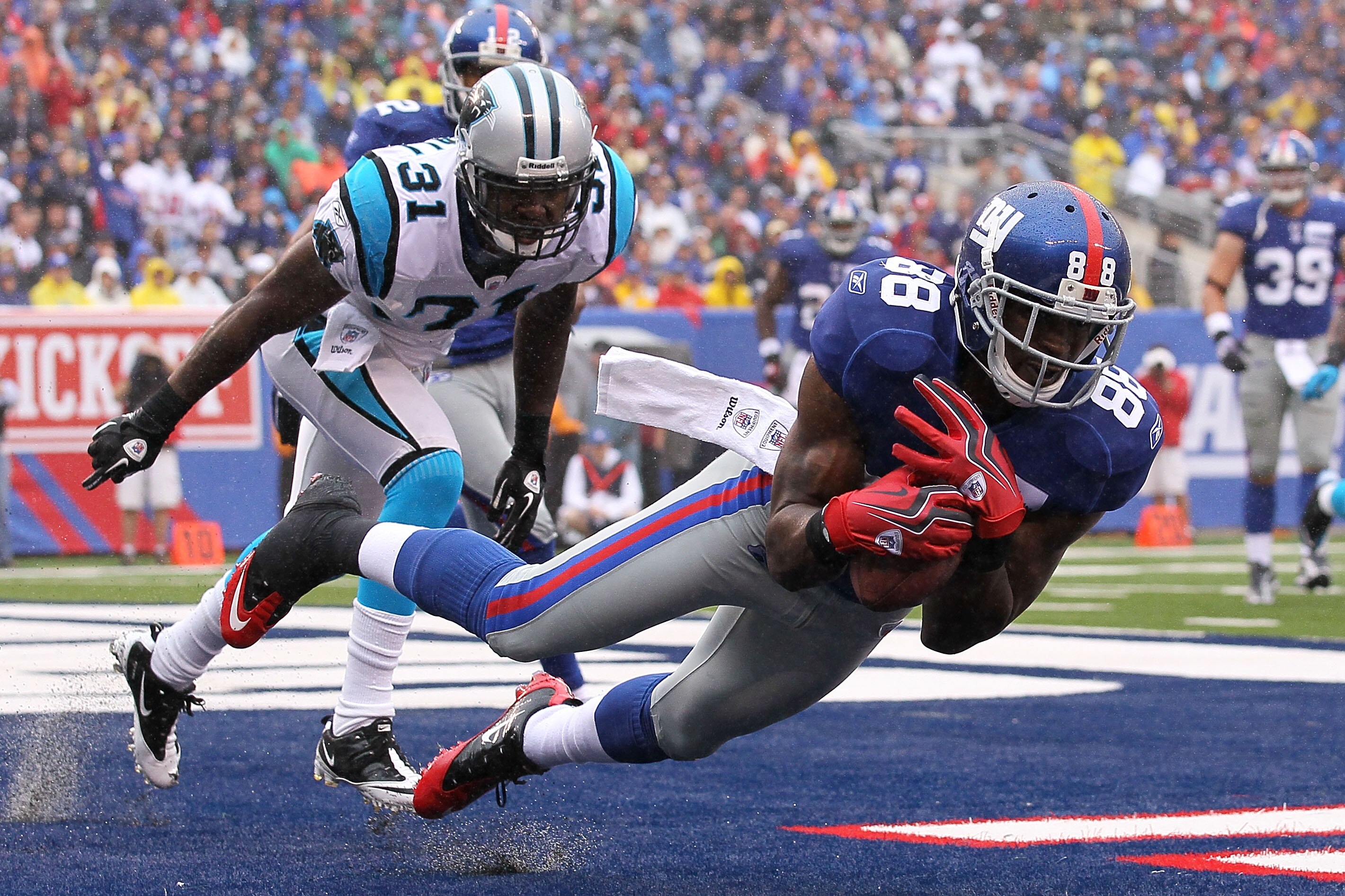 EAST RUTHERFORD, NJ - SEPTEMBER 12: Hakeem Nicks #88 of the New York Giants scores a touchdown in front of Richard Marshall #31 of the Carolina Panthers during the NFL season opener at New Meadowlands Stadium on September 12, 2010 in East Rutherford, New