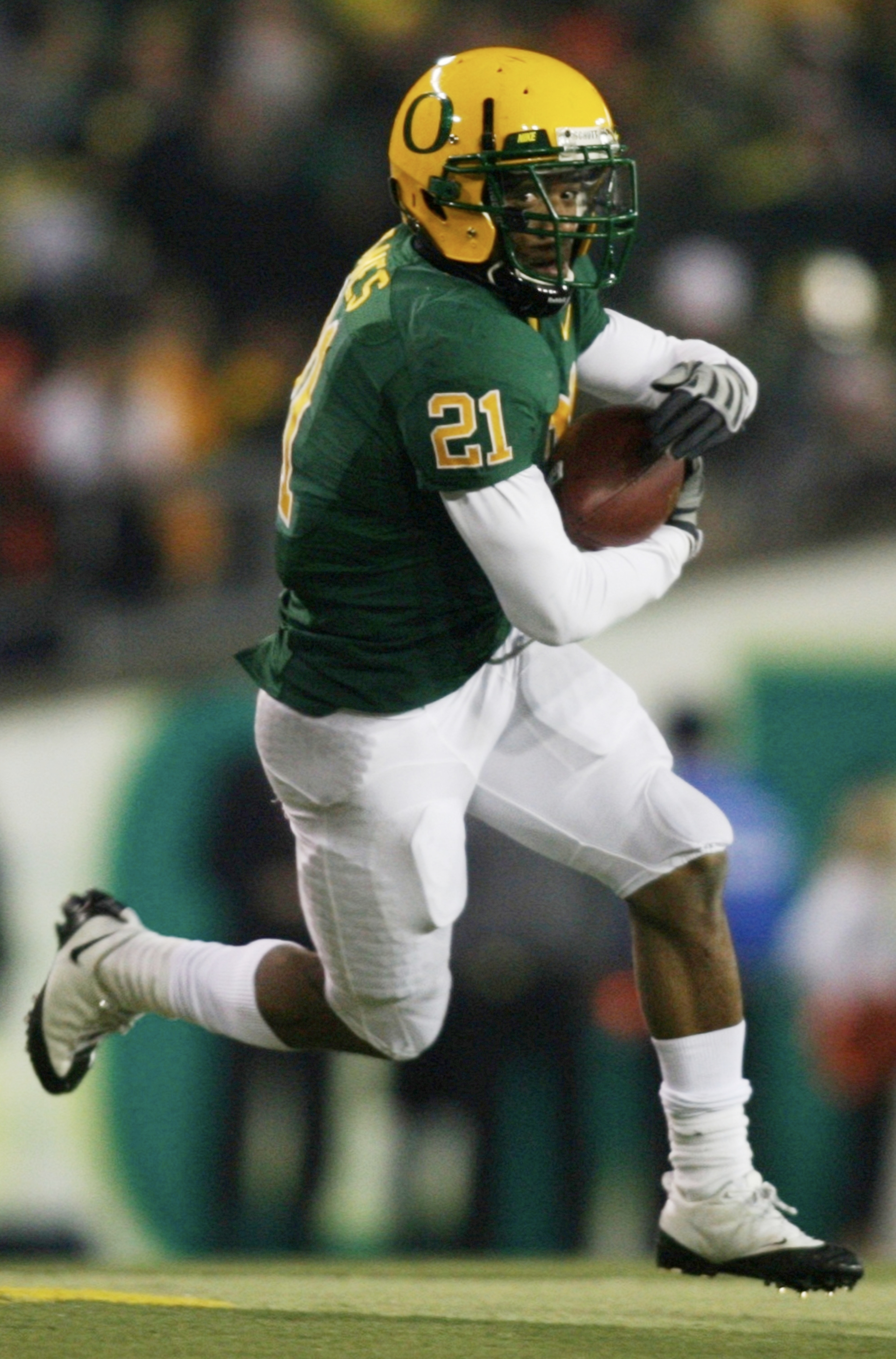 EUGENE,OR - DECEMBER 03:  LaMichael James #21 of the Oregon Ducks runs with the ball against the Oregon State Beavers at Autzen Stadium on December 3, 2009 in Eugene, Oregon. (Photo by Tom Hauck/Getty Images)