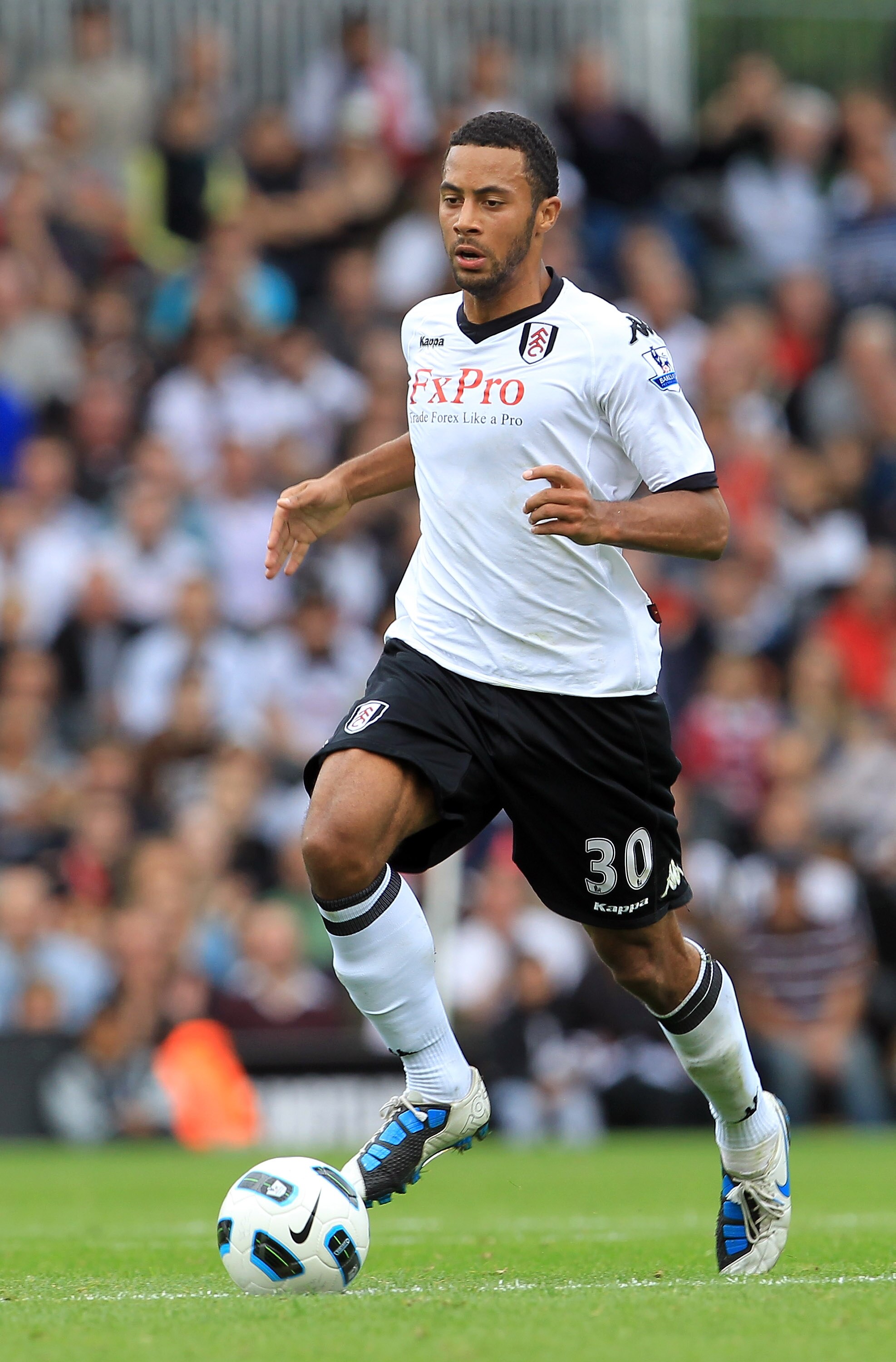 LONDON, ENGLAND - SEPTEMBER 11:  Mousa Dembele of Fulham during the Barclays Premier League match between Fulham and Wolverhampton Wanderers at Craven Cottage on September 11, 2010 in London, England.  (Photo by David Cannon/Getty Images)