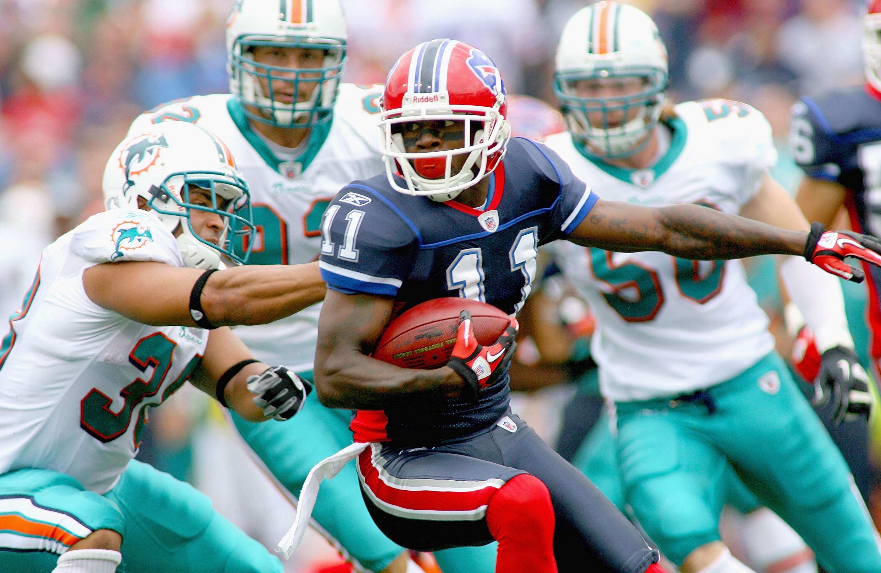 ORCHARD PARK, NY - SEPTEMBER 12:  Roscoe Parrish #11 of the Buffalo Bills returns a punt against the Miami Dolphins during the NFL season opener at Ralph Wilson Stadium on September 12, 2010 in Orchard Park, New York.  (Photo by Rick Stewart/Getty Images)
