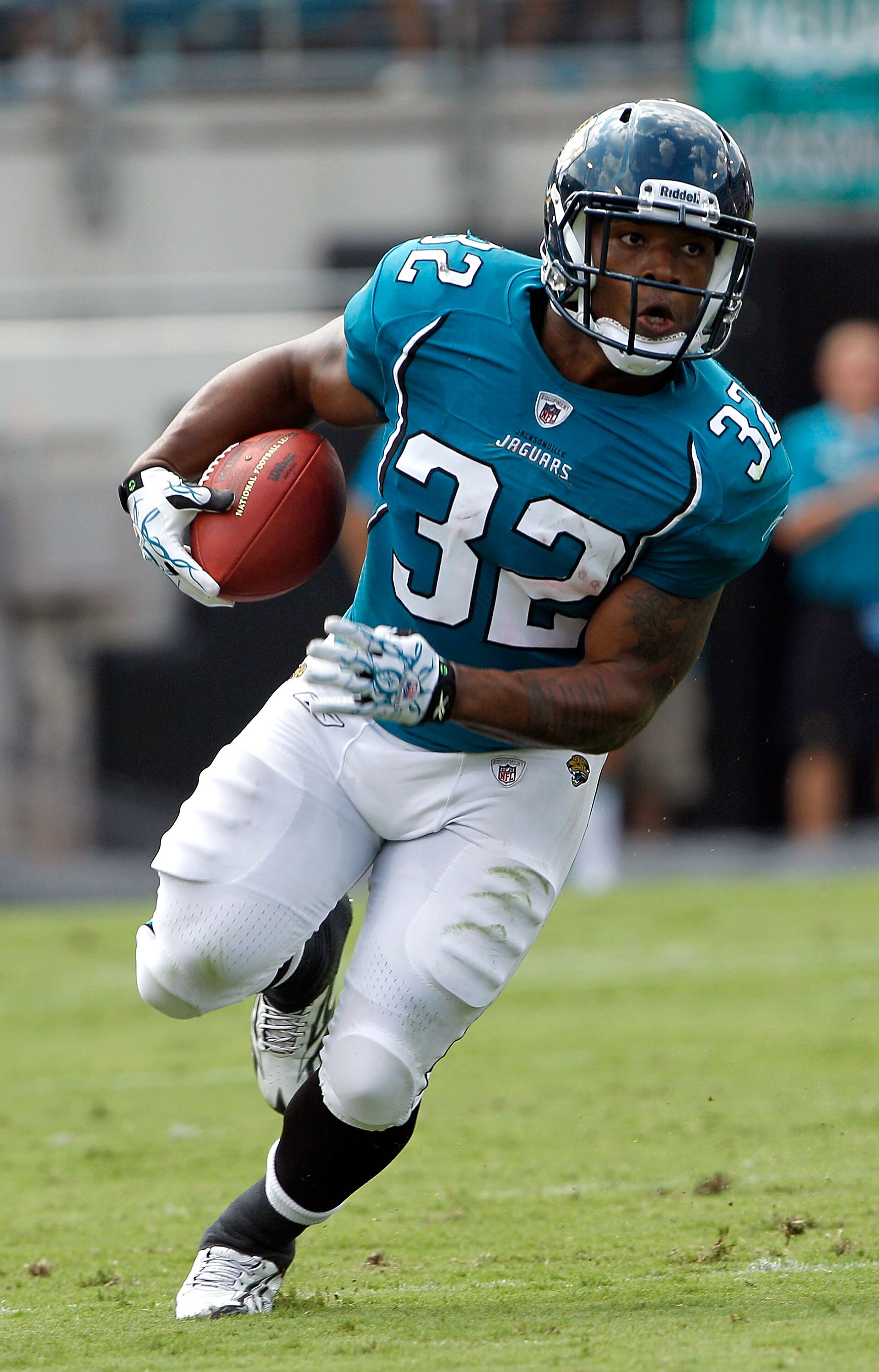 JACKSONVILLE, FL - SEPTEMBER 12:  Maurice Jones-Drew #32 of the Jacksonville Jaguars runs for yardage during the NFL season opener game against the Denver Broncos at EverBank Field on September 12, 2010 in Jacksonville, Florida.  (Photo by Sam Greenwood/G