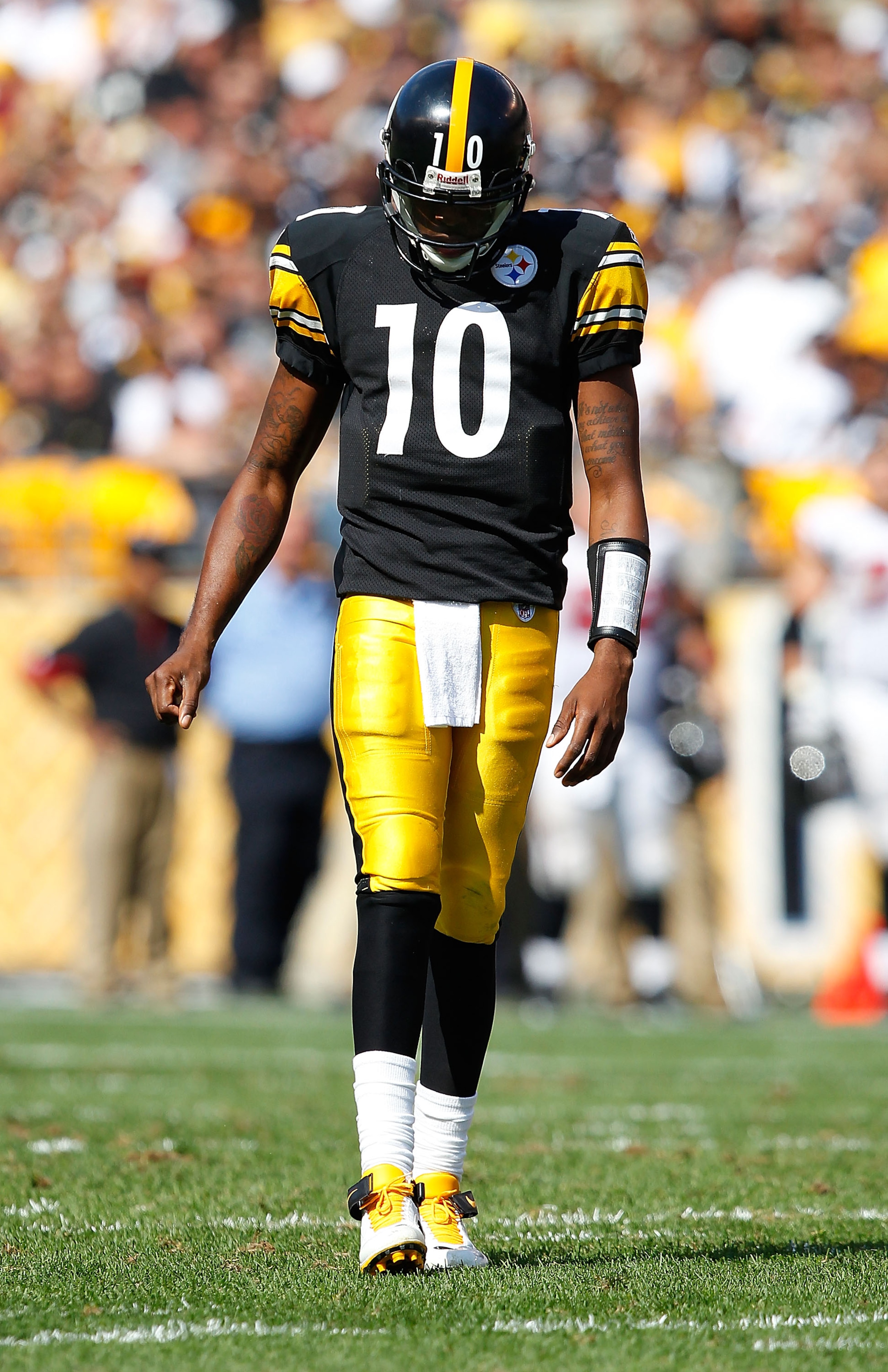 PITTSBURGH - SEPTEMBER 12:  Dennis Dixon #10 of the Pittsburgh Steelers walks to the huddle during the NFL season opener game against the Atlanta Falcons on September 12, 2010 at Heinz Field in Pittsburgh, Pennsylvania.  (Photo by Jared Wickerham/Getty Im