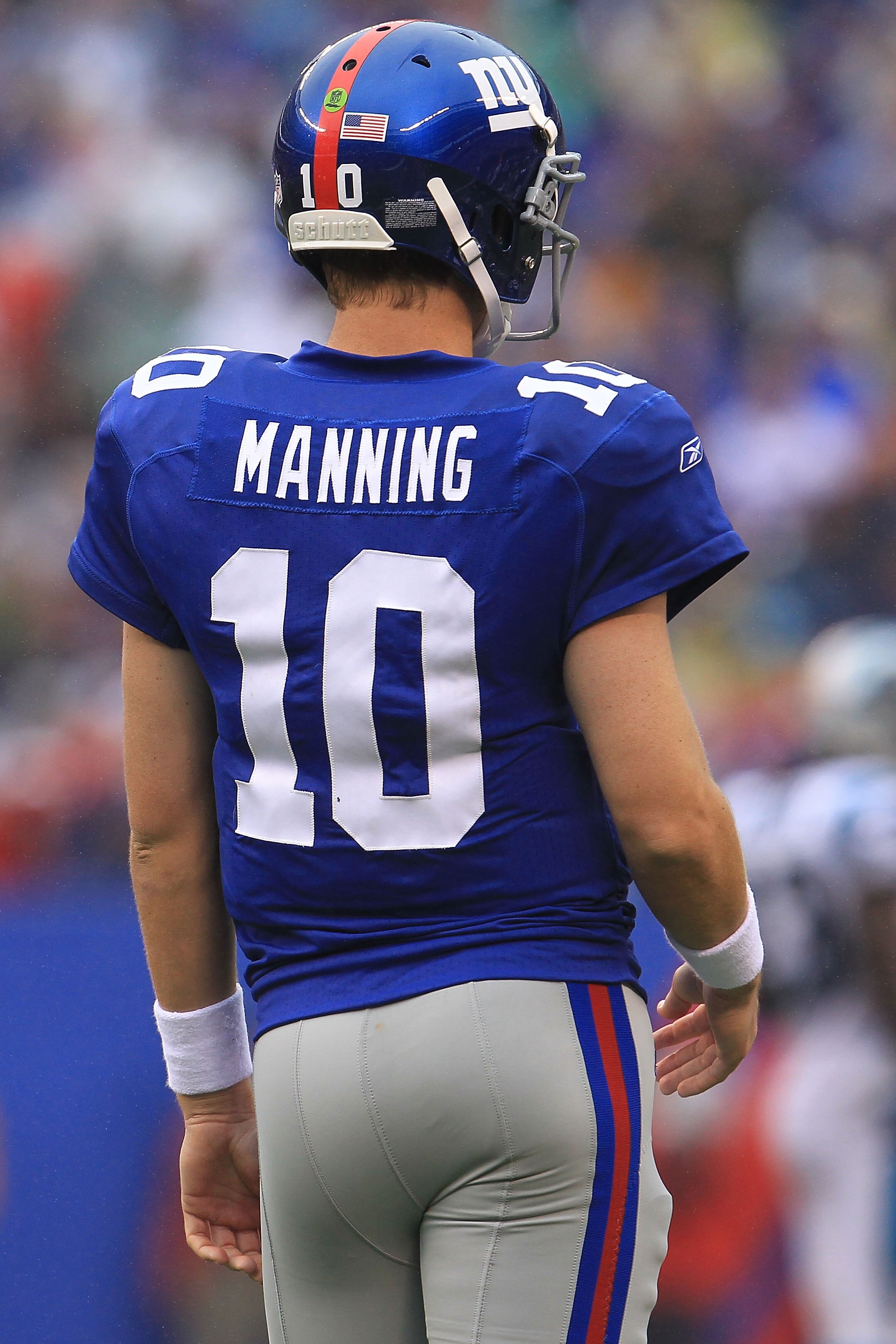 EAST RUTHERFORD, NJ - SEPTEMBER 12:  Eli Manning #10 of the New York Giants waits for instructions against the Carolina Panthers during the NFL season opener at New Meadowlands Stadium on September 12, 2010 in East Rutherford, New Jersey.  (Photo by Chris