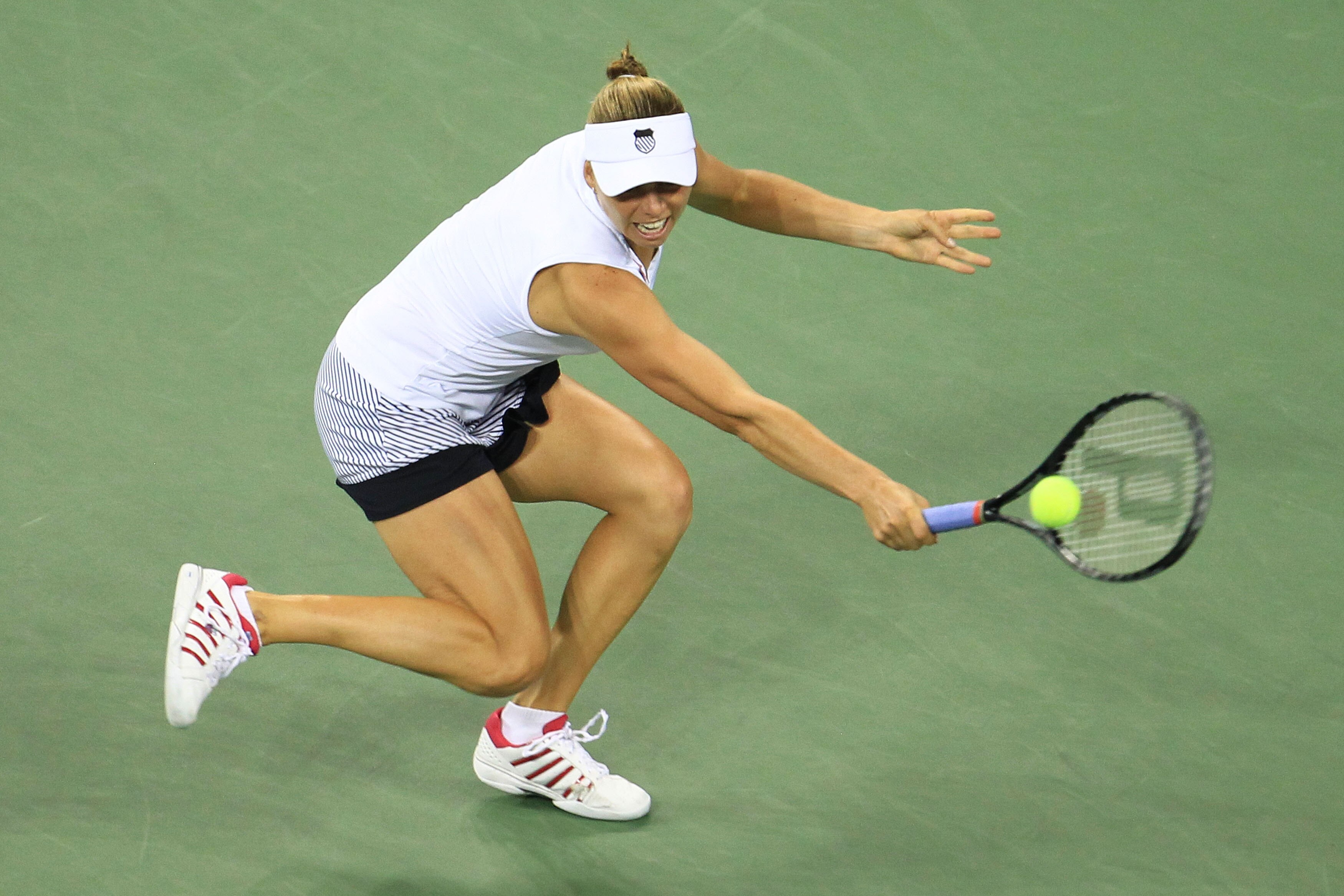 NEW YORK - SEPTEMBER 11:  Vera Zvonareva of Russia returns a shot against Kim Clijsters of Belguim during her women's singles final on day thirteen of the 2010 U.S. Open at the USTA Billie Jean King National Tennis Center on September 11, 2010 in the Flus