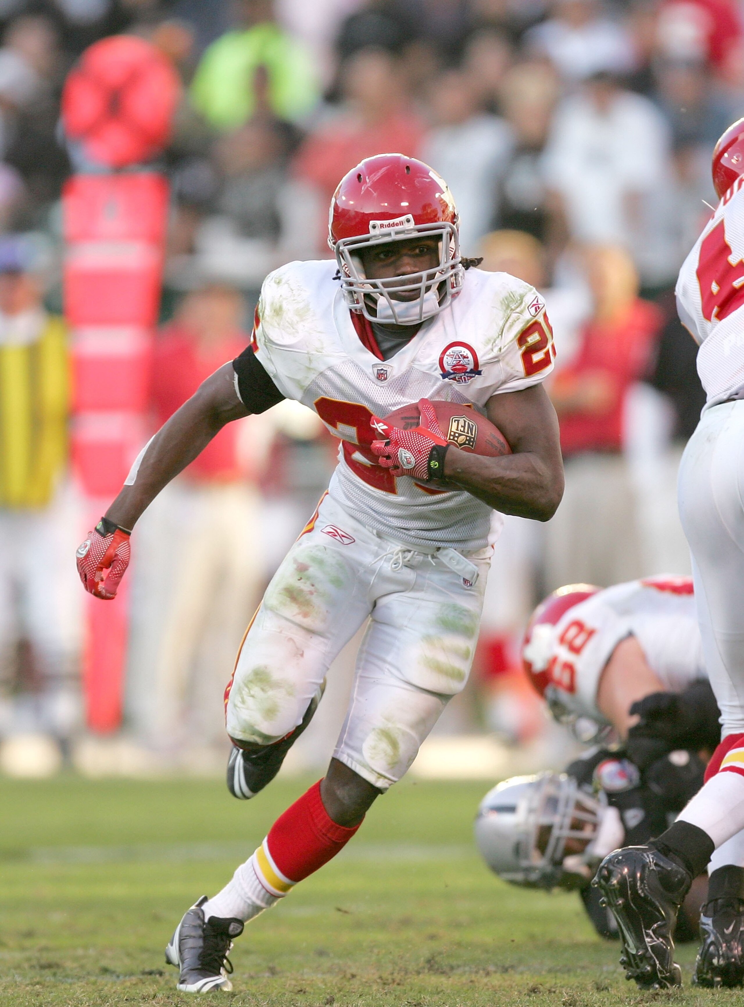 OAKLAND, CA - NOVEMBER 15:  Jamaal Charles #25 of the Kansas City Chiefs runs with the ball during their game against the Oakland Raiders at Oakland-Alameda County Coliseum on November 15, 2009 in Oakland, California.  (Photo by Ezra Shaw/Getty Images)