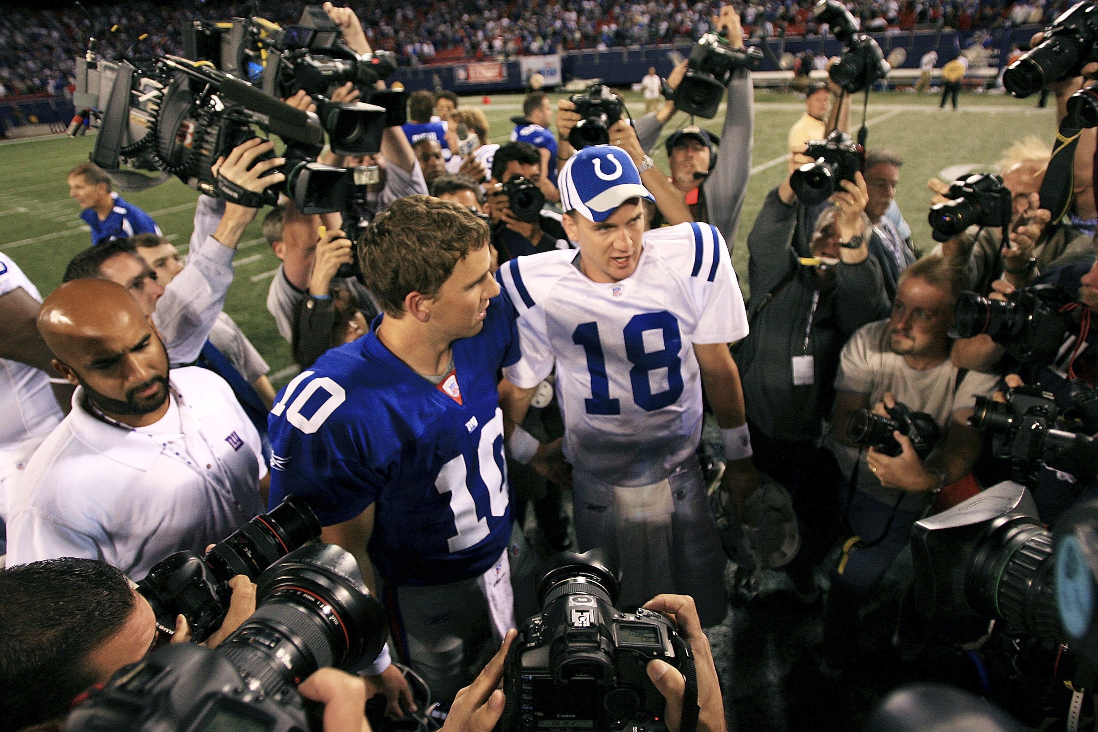 EAST RUTHERFORD, NJ - SEPTEMBER 10:  Quarterback Eli Manning #10 of the New York Giants (L) congratulates his brother quarterback Peyton Manning #18 of the Indianapolis Colts on his 26-21 victory on September 10, 2006 at Giants Stadium in East Rutherford,