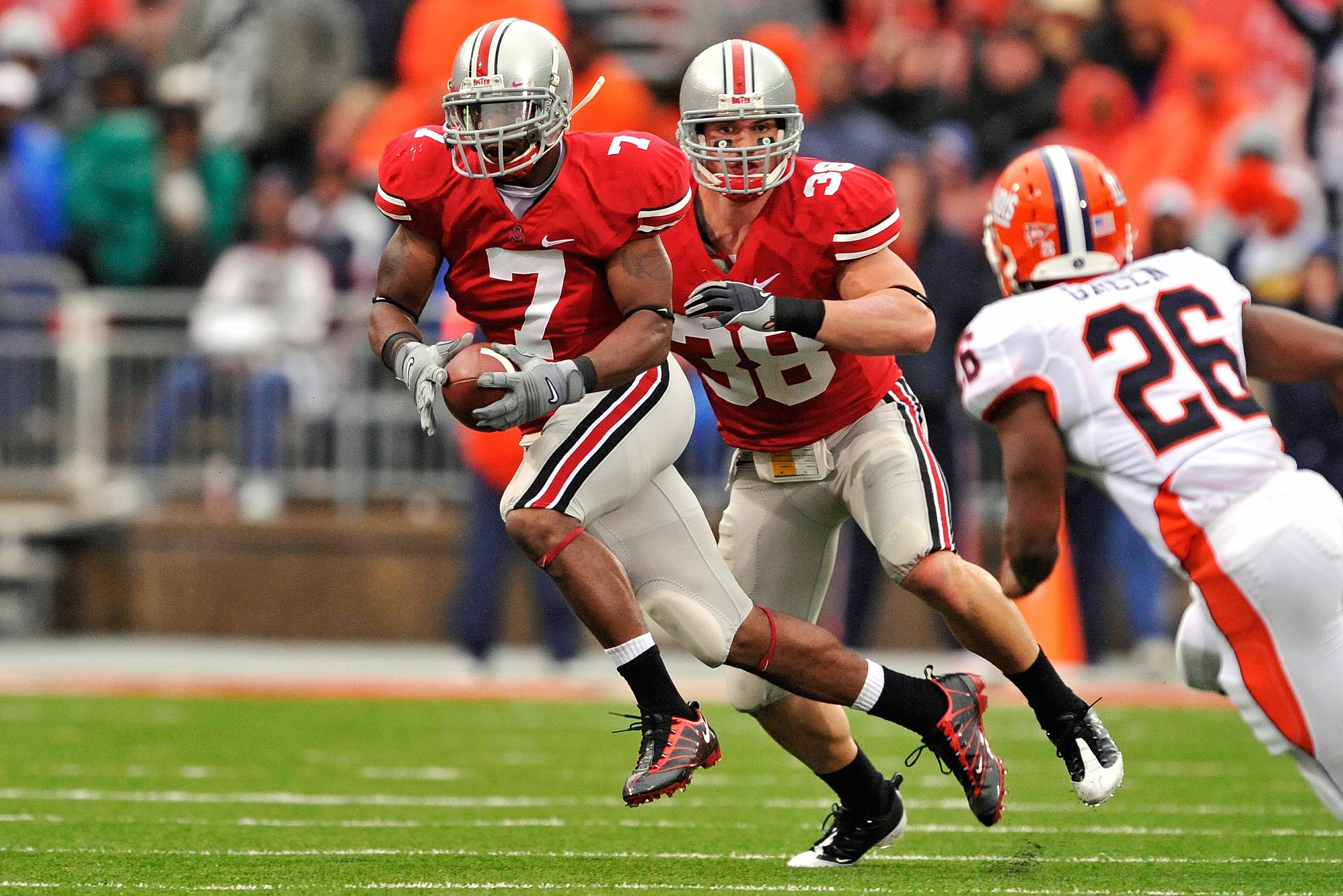 COLUMBUS, OH - SEPTEMBER 26:  Jermale Hines #7 of the Ohio State Buckeyes returns  an interception against the Illinois Fighting Illini as Austin Spitler #38 of the Buckeyes prepares to block at Ohio Stadium on September 26, 2009 in Columbus, Ohio.  (Phot