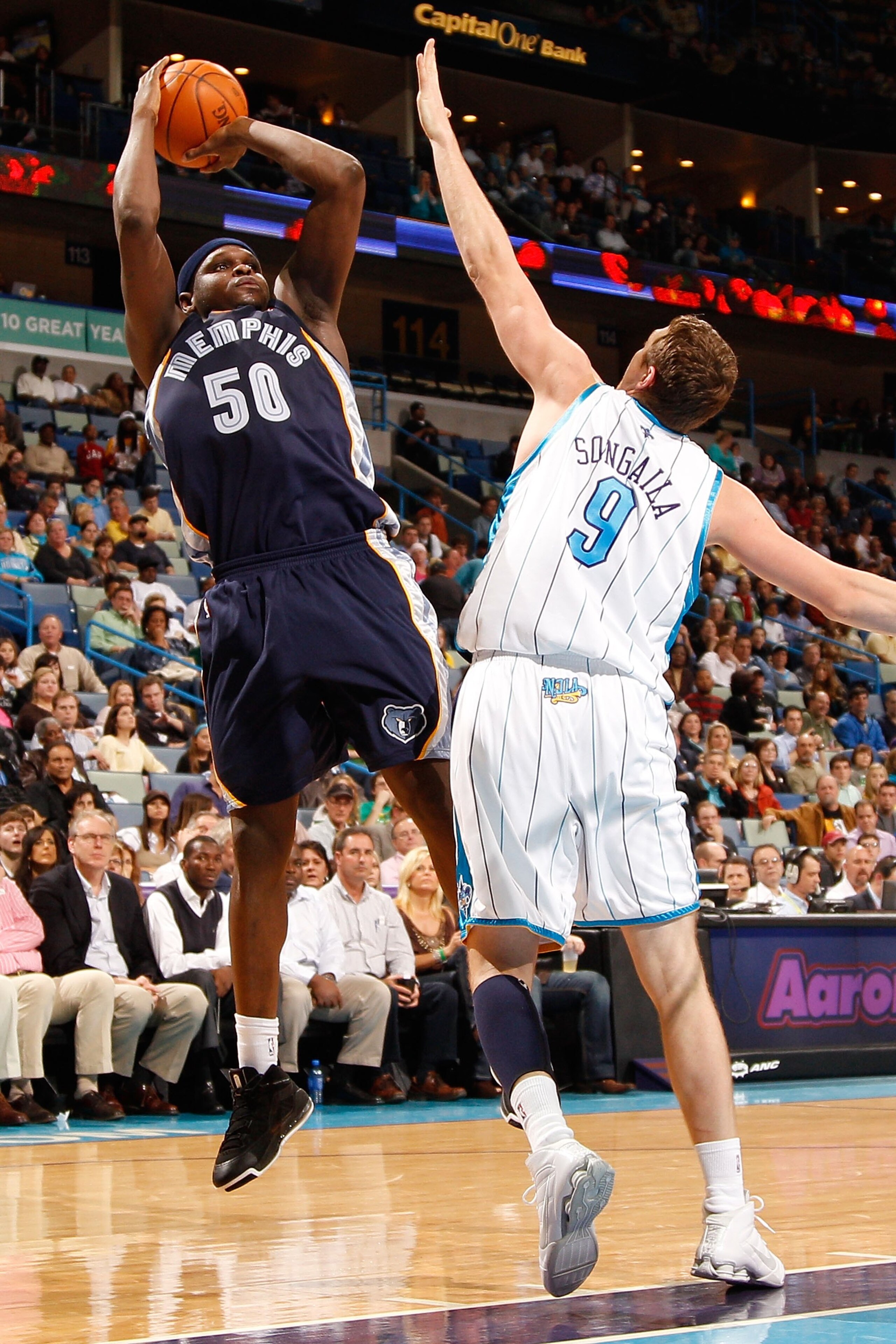 NEW ORLEANS - JANUARY 20: Zach Randolph #50 of the Memphis Grizzlies shoots the ball over Darius Songaila #9 of the New Orleans Hornets at the New Orleans Arena on January 20, 2010 in New Orleans, Louisiana. NOTE TO USER: User expressly acknowledges and NEW ORLEANS - JANUARY 20: Zach Randolph #50 of the Memphis Grizzlies shoots the ball over Darius Songaila #9 of the New Orleans Hornets at the New Orleans Arena on January 20, 2010 in New Orleans, Louisiana. NOTE TO USER: User expressly acknowledges and