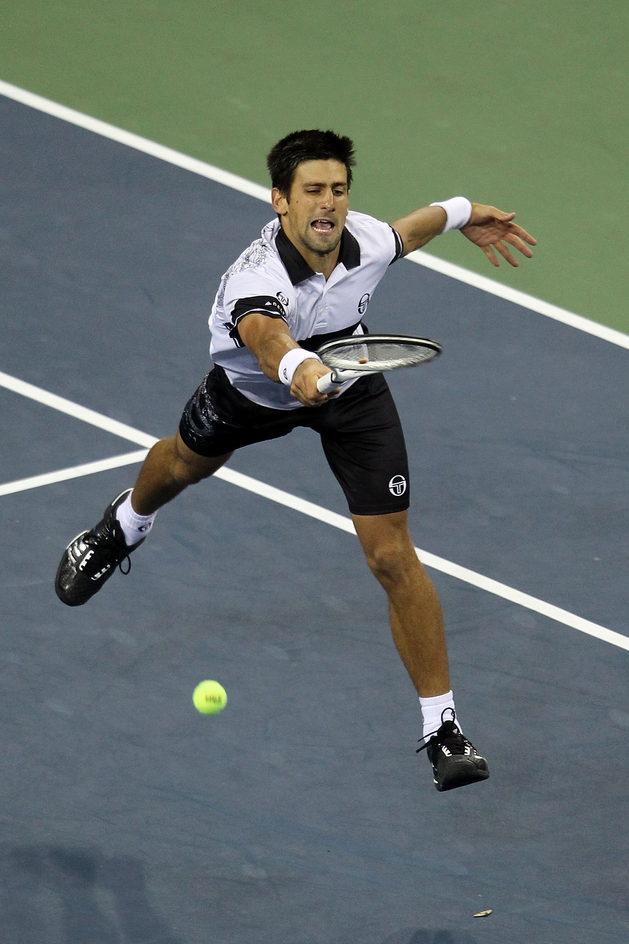 NEW YORK - SEPTEMBER 13:  Novak Djokovic of Serbia returns a shot against Rafael Nadal of Spain during his men's singles final match on day fifteen of the 2010 U.S. Open at the USTA Billie Jean King National Tennis Center on September 13, 2010 in the Flus