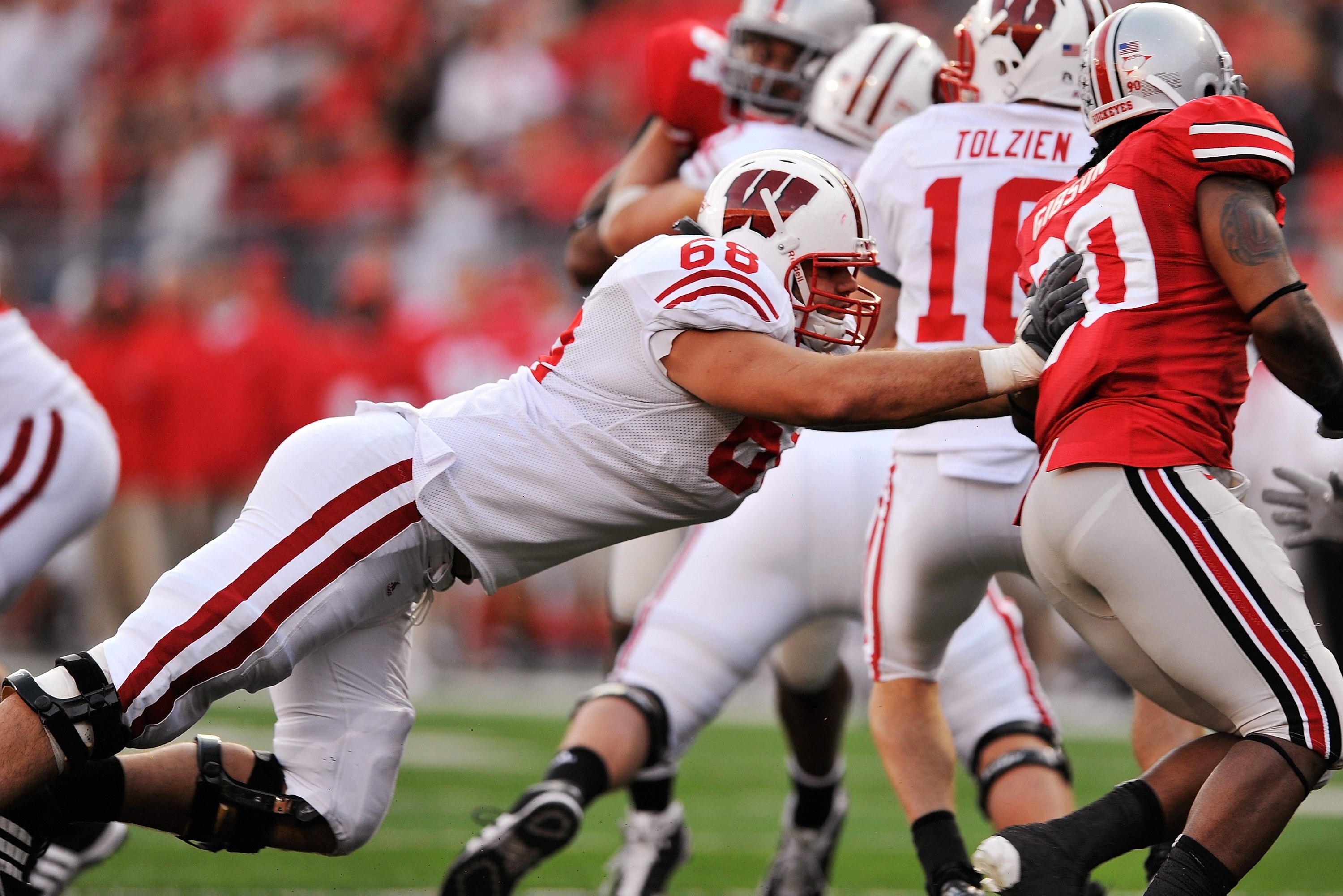 COLUMBUS, OH - OCTOBER 10:  Offensive lineman Gabe Carimi #68 of the Wisconsin Badgers blocks against the Ohio State Buckeyes at Ohio Stadium on October 10, 2009 in Columbus, Ohio.  (Photo by Jamie Sabau/Getty Images)