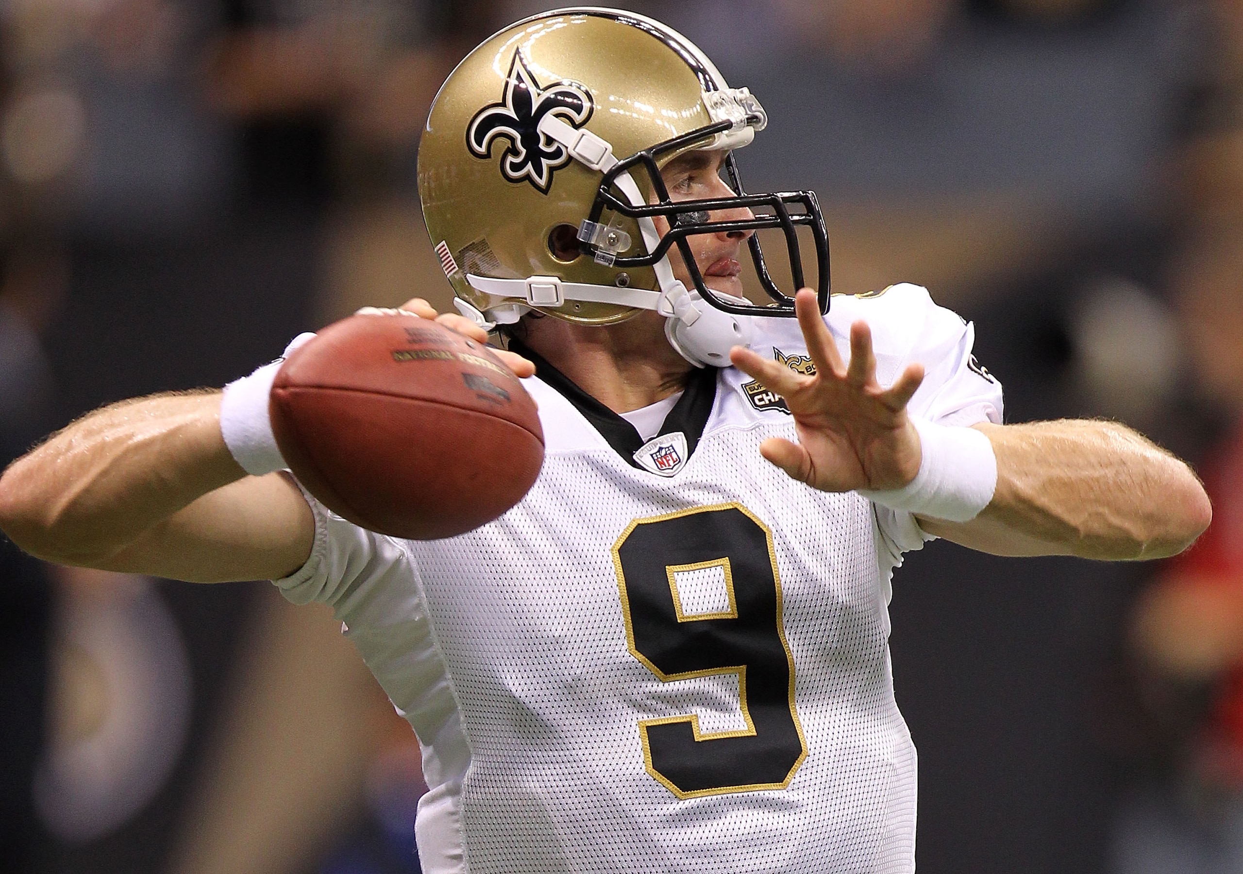 NEW ORLEANS - SEPTEMBER 09:  Quarterback Drew Brees #9 of the New Orleans Saints at Louisiana Superdome on September 9, 2010 in New Orleans, Louisiana.  (Photo by Ronald Martinez/Getty Images)
