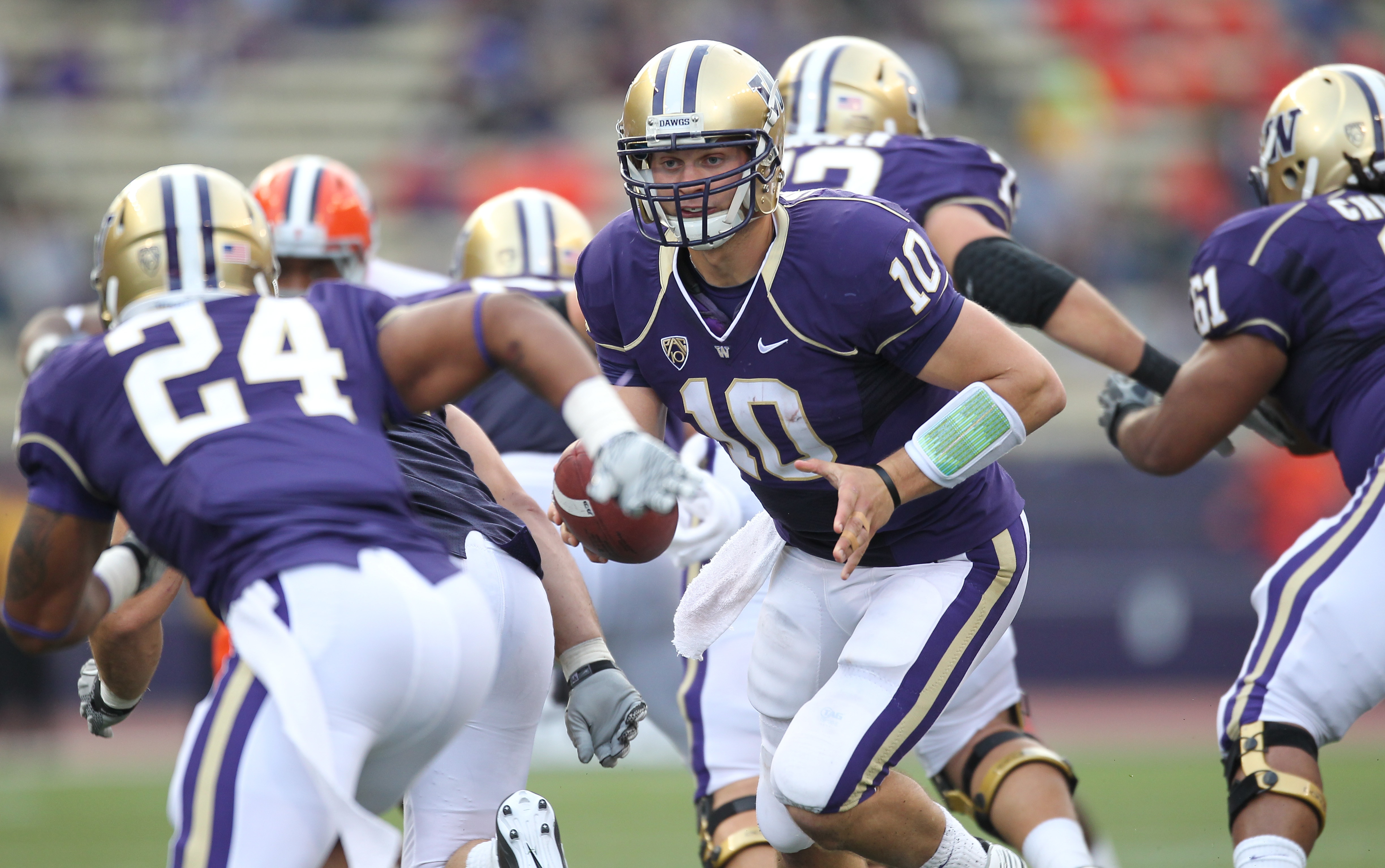 SEATTLE - SEPTEMBER 11:  Quarterback Jake Locker #10 of the Washington Huskies hands off against the Syracuse Orange on September 11, 2010 at Husky Stadium in Seattle, Washington. (Photo by Otto Greule Jr/Getty Images)