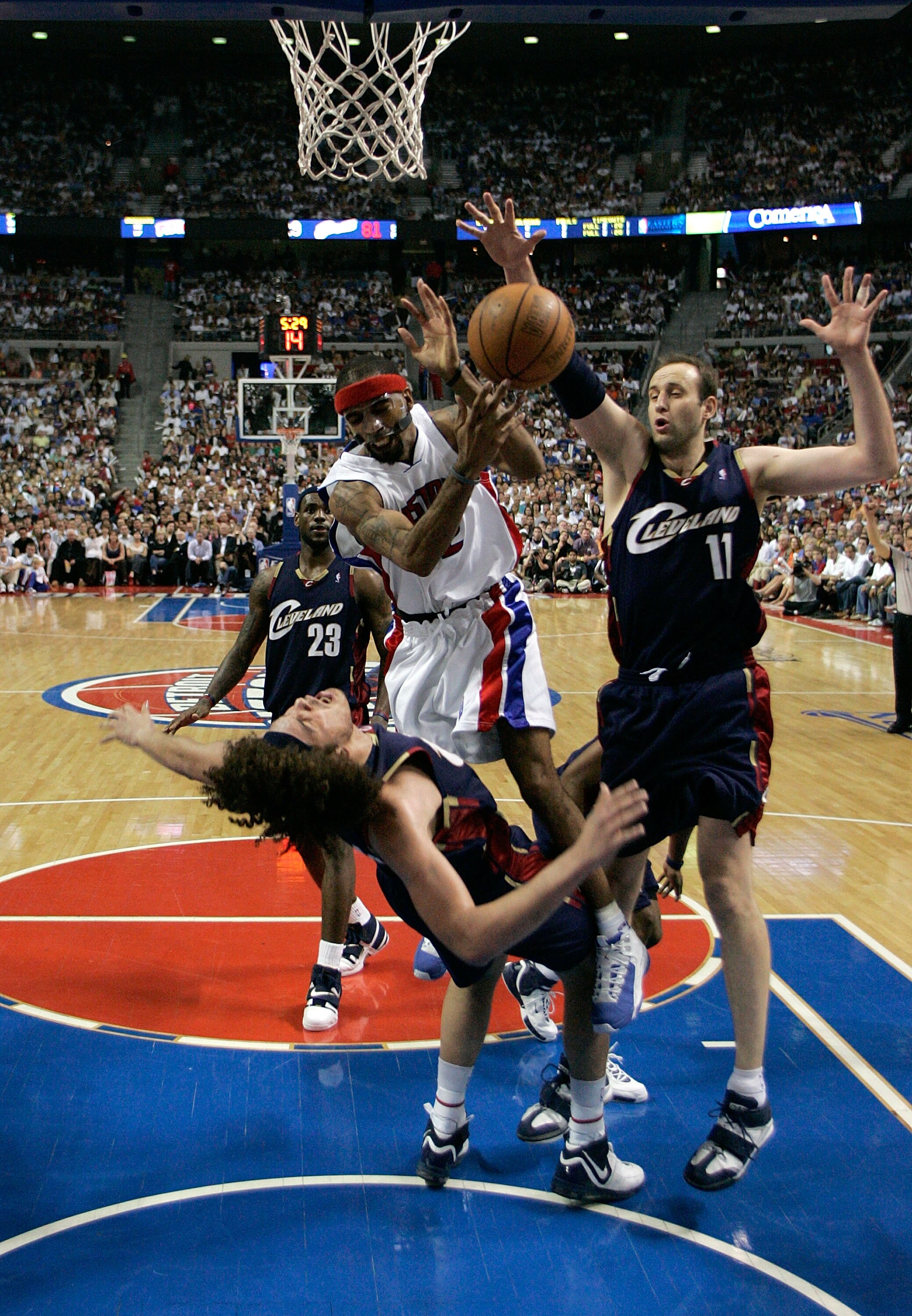AUBURN HILLS, MI - MAY 31:  Richard Hamilton #32 of the Detroit Pistons loses the ball as he drive to the basket against Anderson Varejao #17 and Zydrunas Ilgauskas #11 of the Cleveland Cavaliers in Game Five of the Eastern Conference Finals during the 20