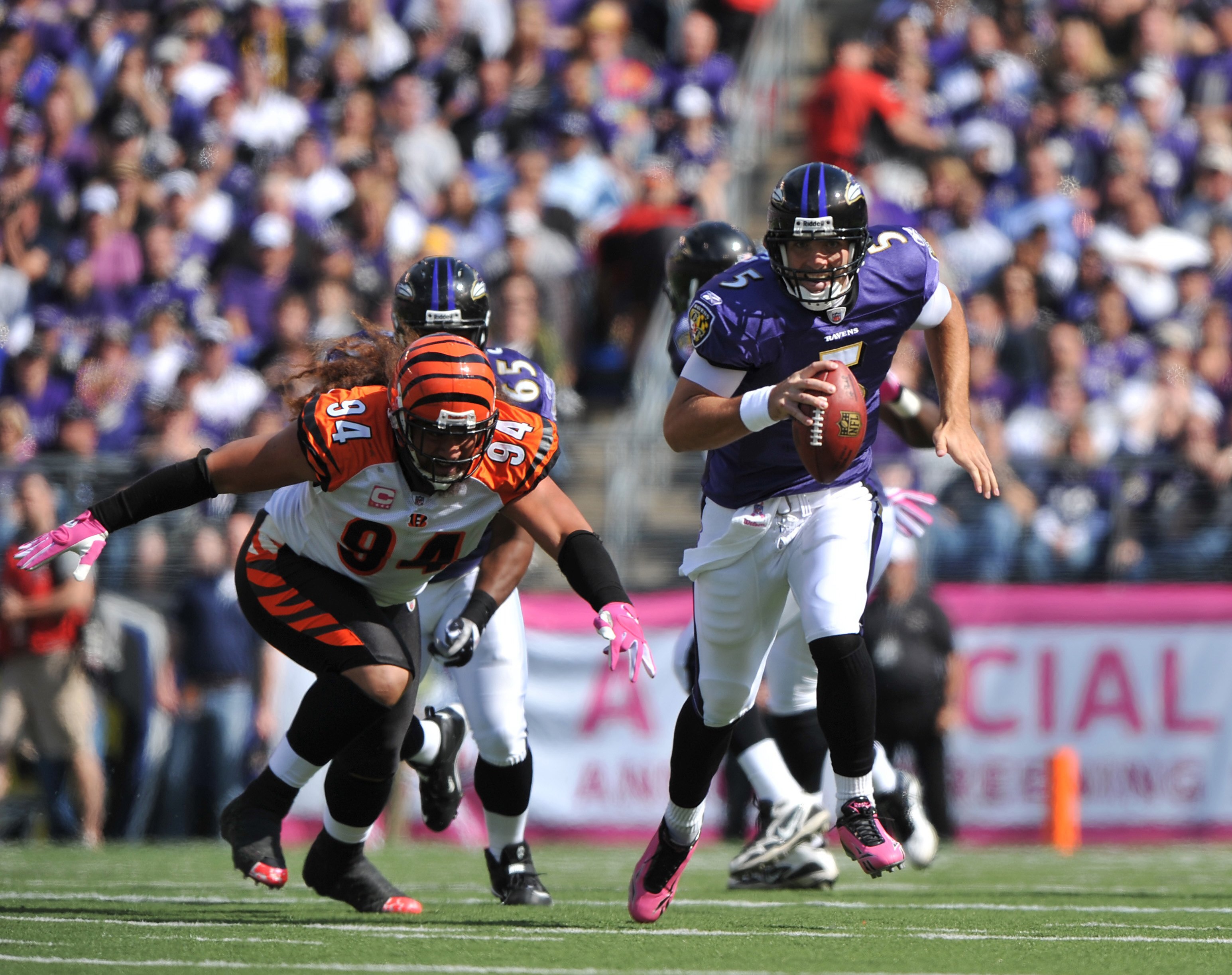 BALTIMORE - OCTOBER 11:  Joe Flacco #5 of the Baltimore Ravens scrambles against the Cincinnati Bengals at M&T Bank Stadium on October 11, 2009 in Baltimore, Maryland. The Bengals defeated the Ravens 17-14. (Photo by Larry French/Getty Images)