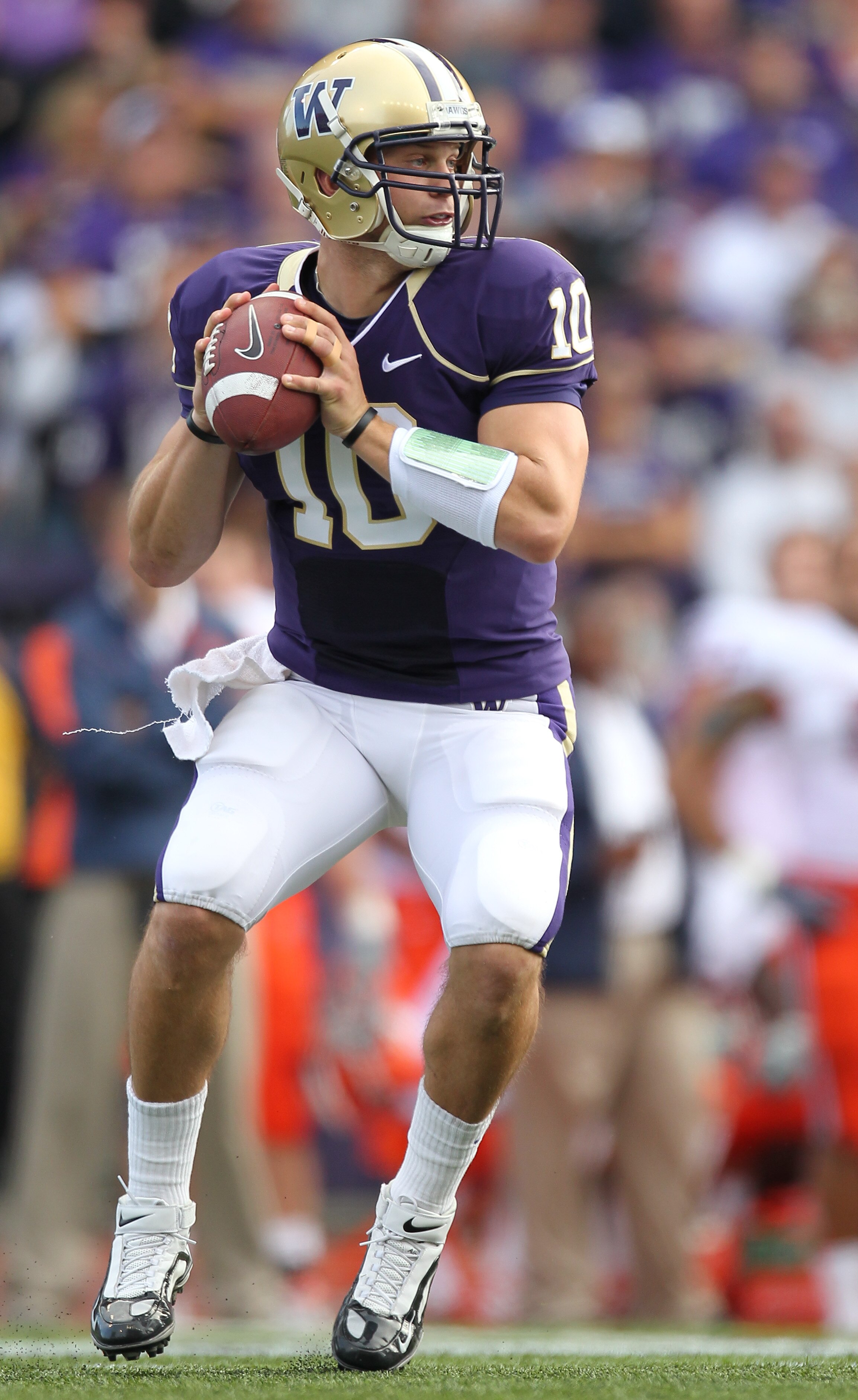 SEATTLE - SEPTEMBER 11:  Quarterback Jake Locker #10 of the Washington Huskies looks down field against the Syracuse Orange on September 11, 2010 at Husky Stadium in Seattle, Washington. (Photo by Otto Greule Jr/Getty Images)