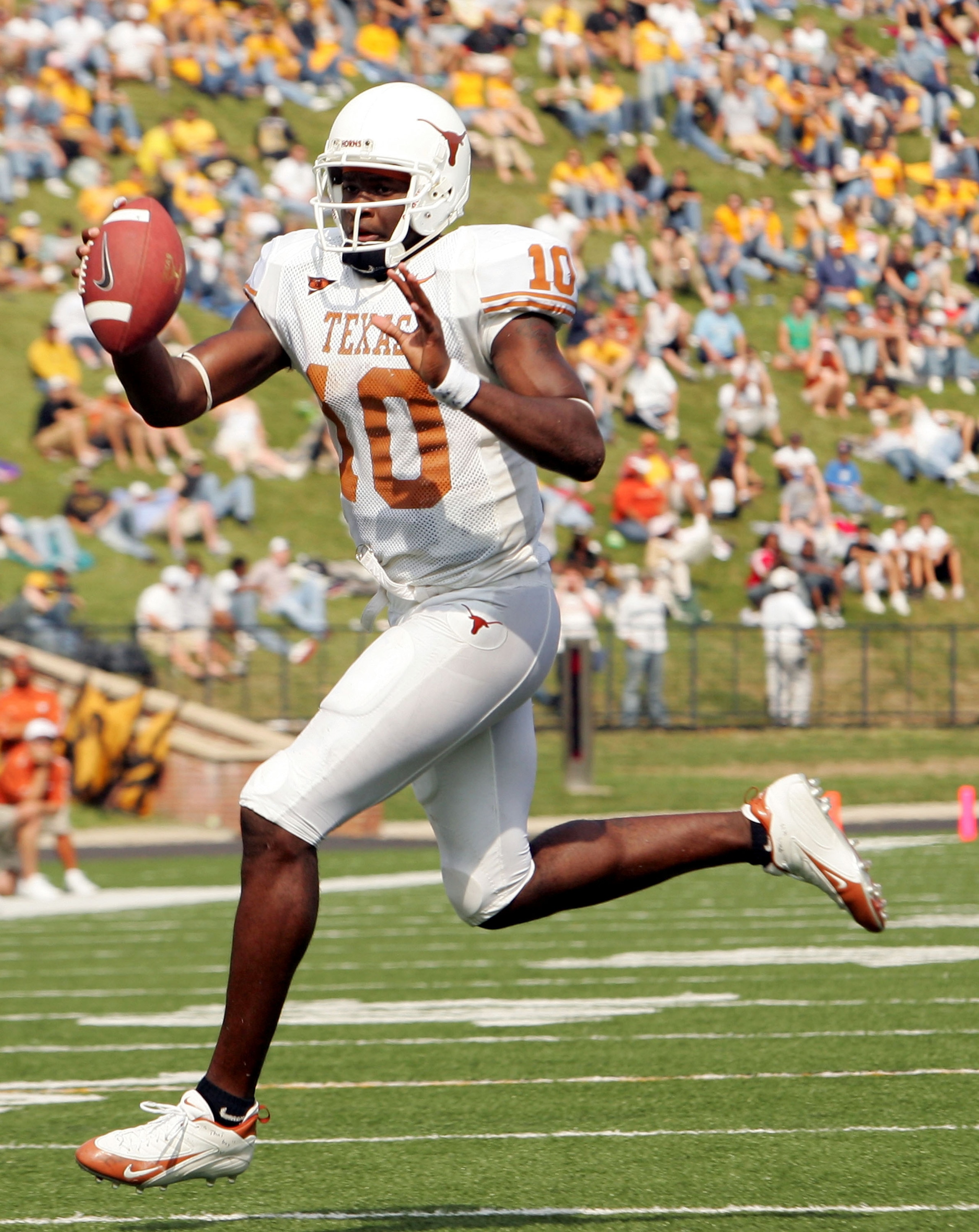 COLUMBIA, MO - OCTOBER 1: Vince Young #10 of the Texas Longhorns carries the ball in for a touchdown against the Missouri Tigers on October 1, 2005 at Faurot Field in Columbia, Missouri. (Photo by Elsa/Getty Images) COLUMBIA, MO - OCTOBER 1: Vince Young #10 of the Texas Longhorns carries the ball in for a touchdown against the Missouri Tigers on October 1, 2005 at Faurot Field in Columbia, Missouri. (Photo by Elsa/Getty Images)