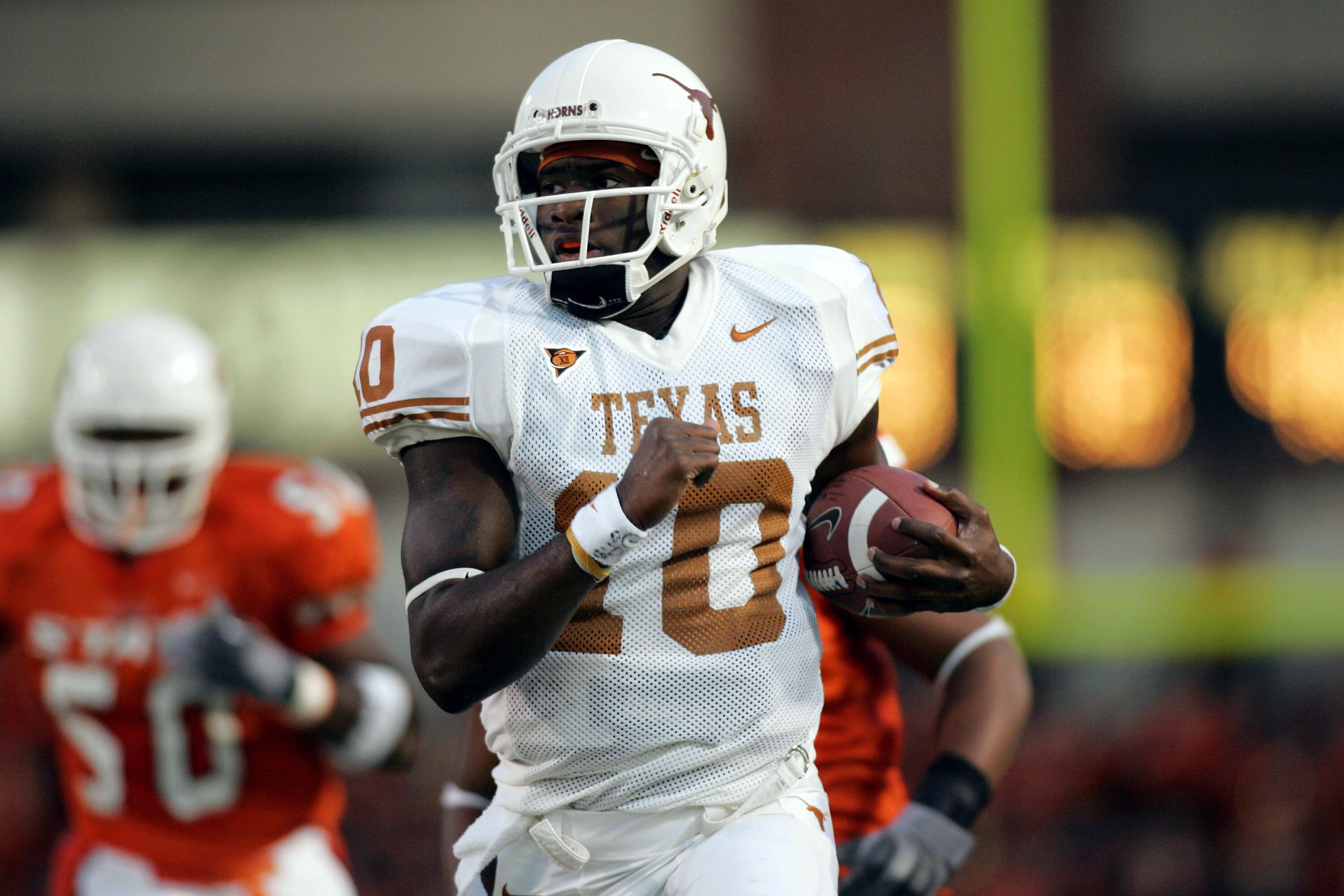 STILLWATER, OK - OCTOBER 29:  Quarterback Vince Young #10 of the Texas Longhorns runs the ball against the Oklahoma State Cowboys October 29, 2005 at Boone Pickens Stadium in Stillwater, Oklahoma.  (Photo by Ronald Martinez/Getty Images)