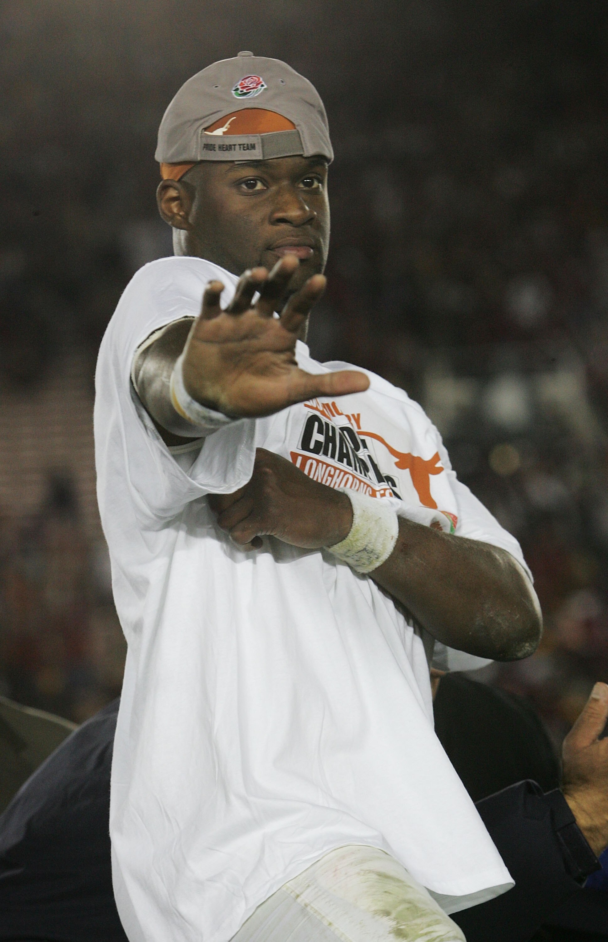 PASADENA, CA - JANUARY 04:  Quarterback Vince Young #10 of the Texas Longhorns gives a Heisman pose to the crown after after defeating the USC Trojans 41-38 to win the BCS National Championship Rose Bowl Game on January 4, 2006 in Pasadena, California.  (