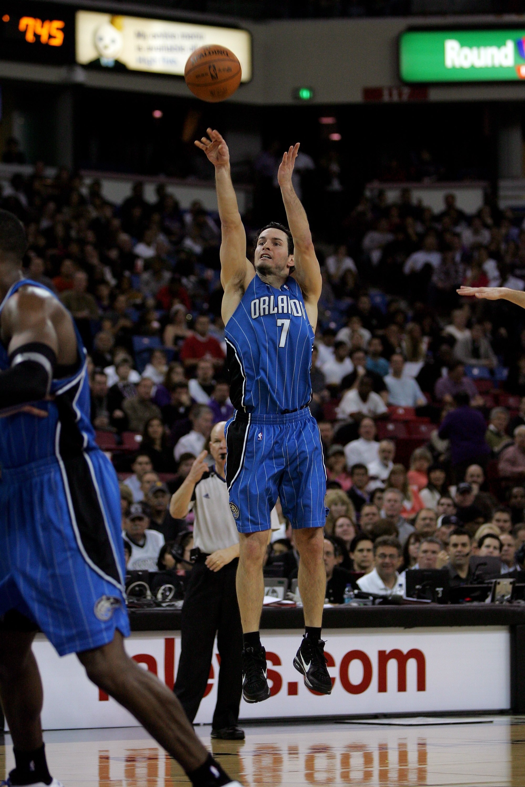 SACRAMENTO, CA - JANUARY 12:  J.J. Redick #7 of the Orlando Magic in action during their game against the Sacramento Kings at ARCO Arena on January 12, 2010 in Sacramento, California.  NOTE TO USER: User expressly acknowledges and agrees that, by download