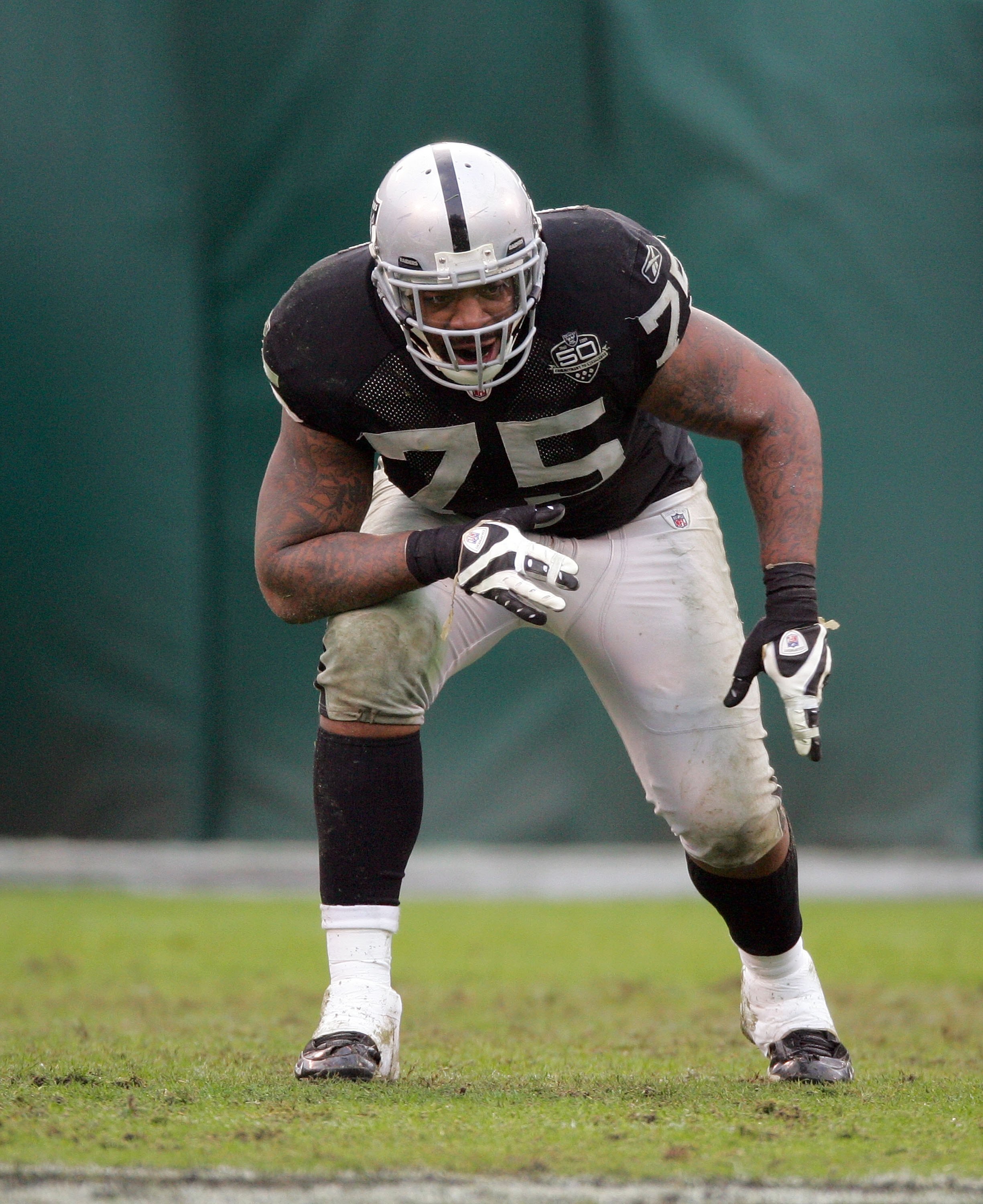 OAKLAND, CA - DECEMBER 13:  Mario Henderson #75 of the Oakland Raiders gets set for the play during their game against the Washington Redskins at Oakland-Alameda County Coliseum on December 13, 2009 in Oakland, California.  (Photo by Ezra Shaw/Getty Image