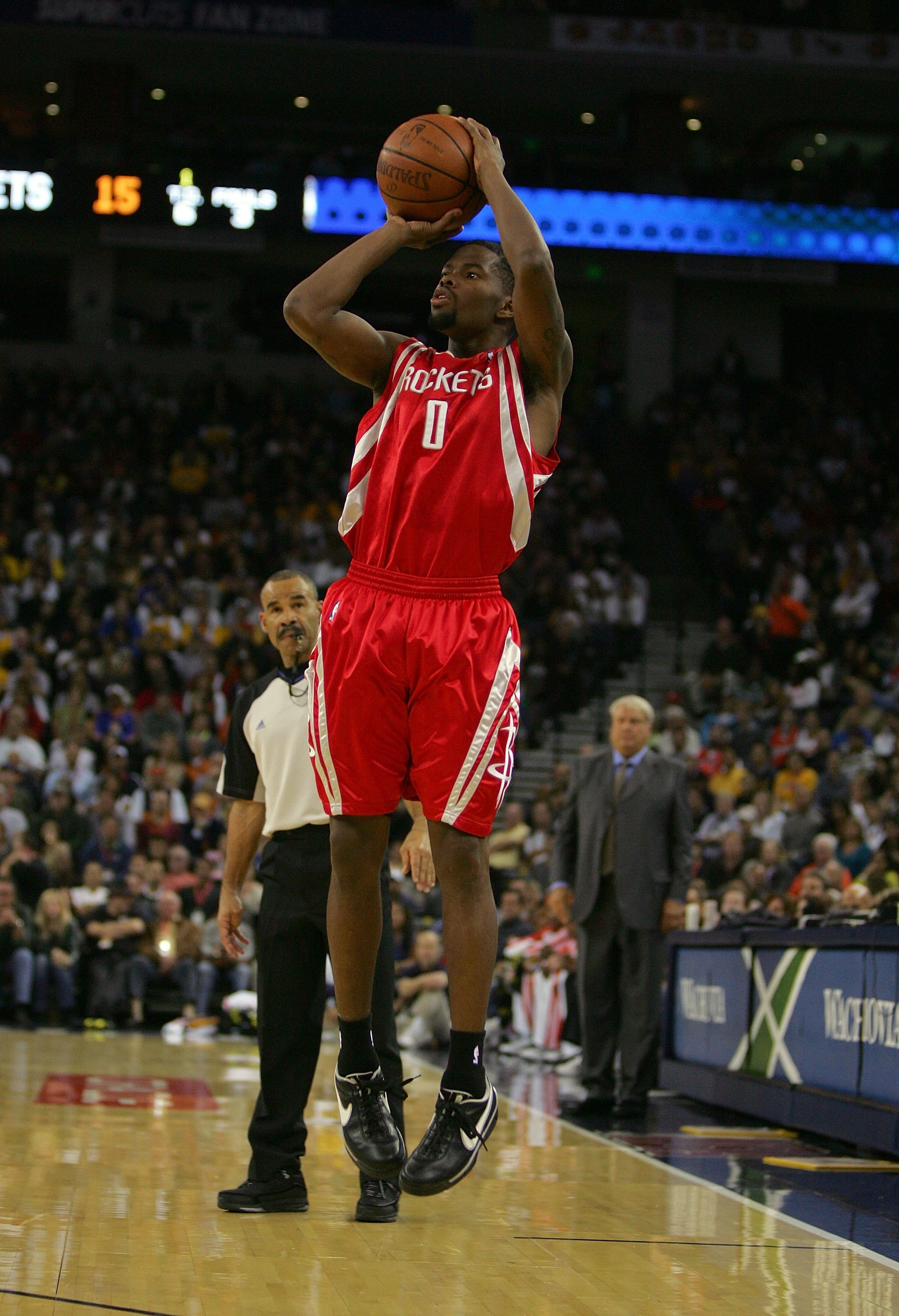 OAKLAND, CA - OCTOBER 28:  Aaron Brooks #0 of the Houston Rockets shoots the ball during their game against the Golden State Warriors at Oracle Arena on October 28, 2009 in Oakland, California.  (Photo by Ezra Shaw/Getty Images)