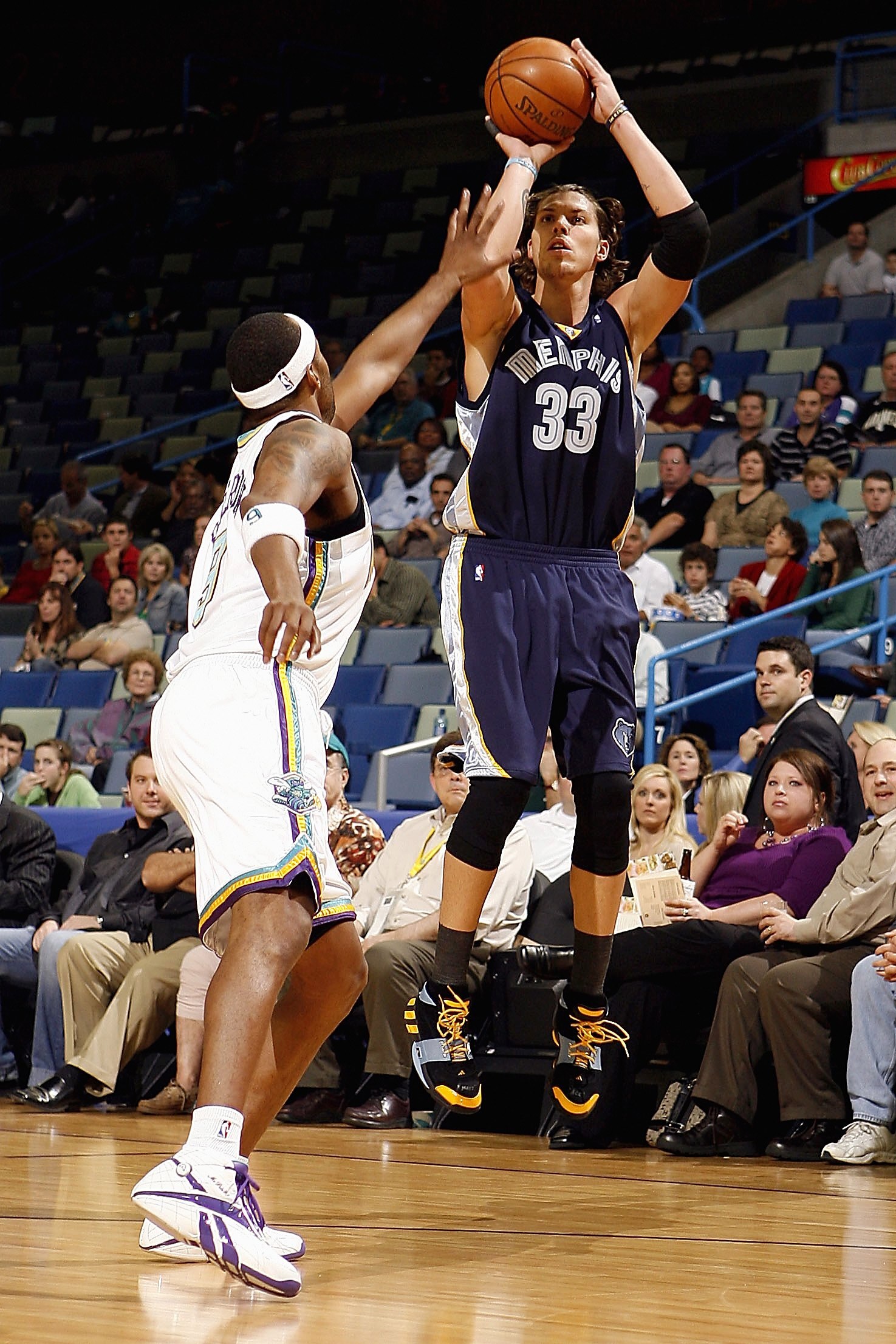 NEW ORLEANS - DECEMBER 07:  Mike Miller #33  of the Memphis Grizzlies shoots over Morris Peterson #9 of the New Orleans Hornets on December 7, 2007 at the New Orleans Arena in New Orleans, Louisiana.  The Hornets defeated the Grizzlies 118-116.    NOTE TO