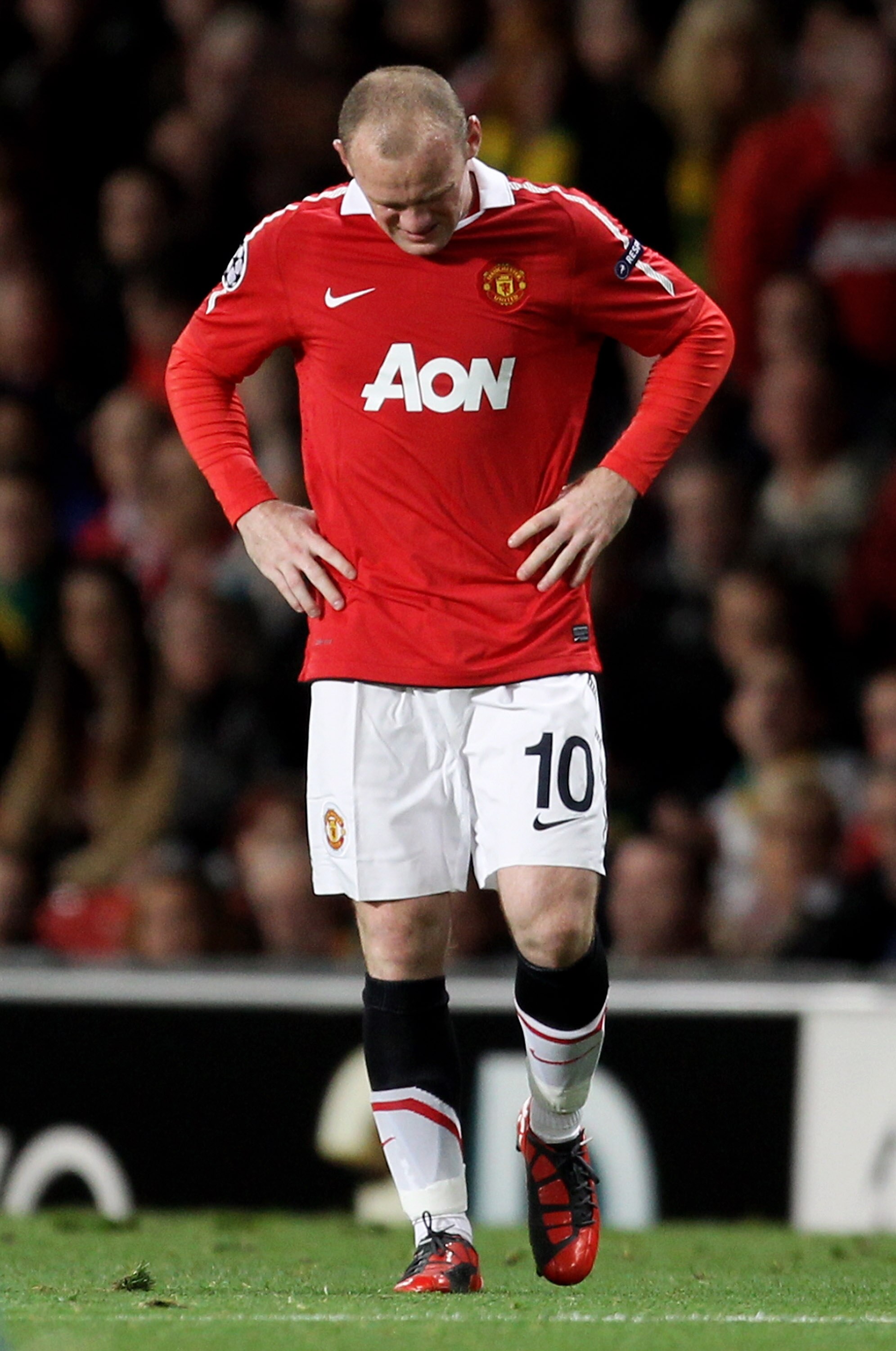 MANCHESTER, ENGLAND - SEPTEMBER 14: Wayne Rooney of Manchester United grimaces in pain during the UEFA Champions League Group C match between Manchester United and Rangers at Old Trafford on September 14, 2010 in Manchester, England. (Photo by Alex Live MANCHESTER, ENGLAND - SEPTEMBER 14: Wayne Rooney of Manchester United grimaces in pain during the UEFA Champions League Group C match between Manchester United and Rangers at Old Trafford on September 14, 2010 in Manchester, England. (Photo by Alex Live