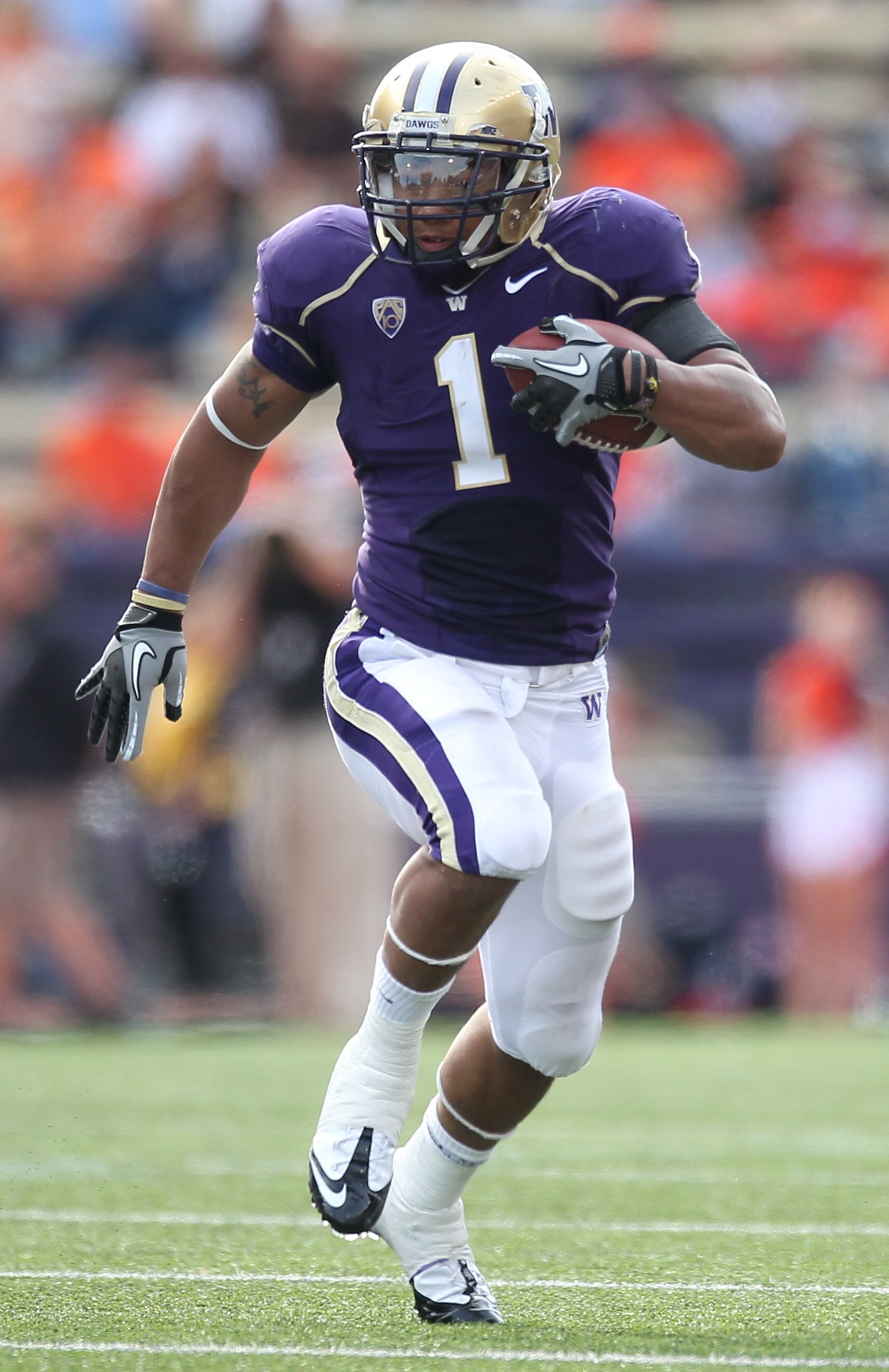 SEATTLE - SEPTEMBER 11:  Running back Chris Polk #1 of the Washington Huskies rushes against the Syracuse Orange on September 11, 2010 at Husky Stadium in Seattle, Washington. (Photo by Otto Greule Jr/Getty Images)